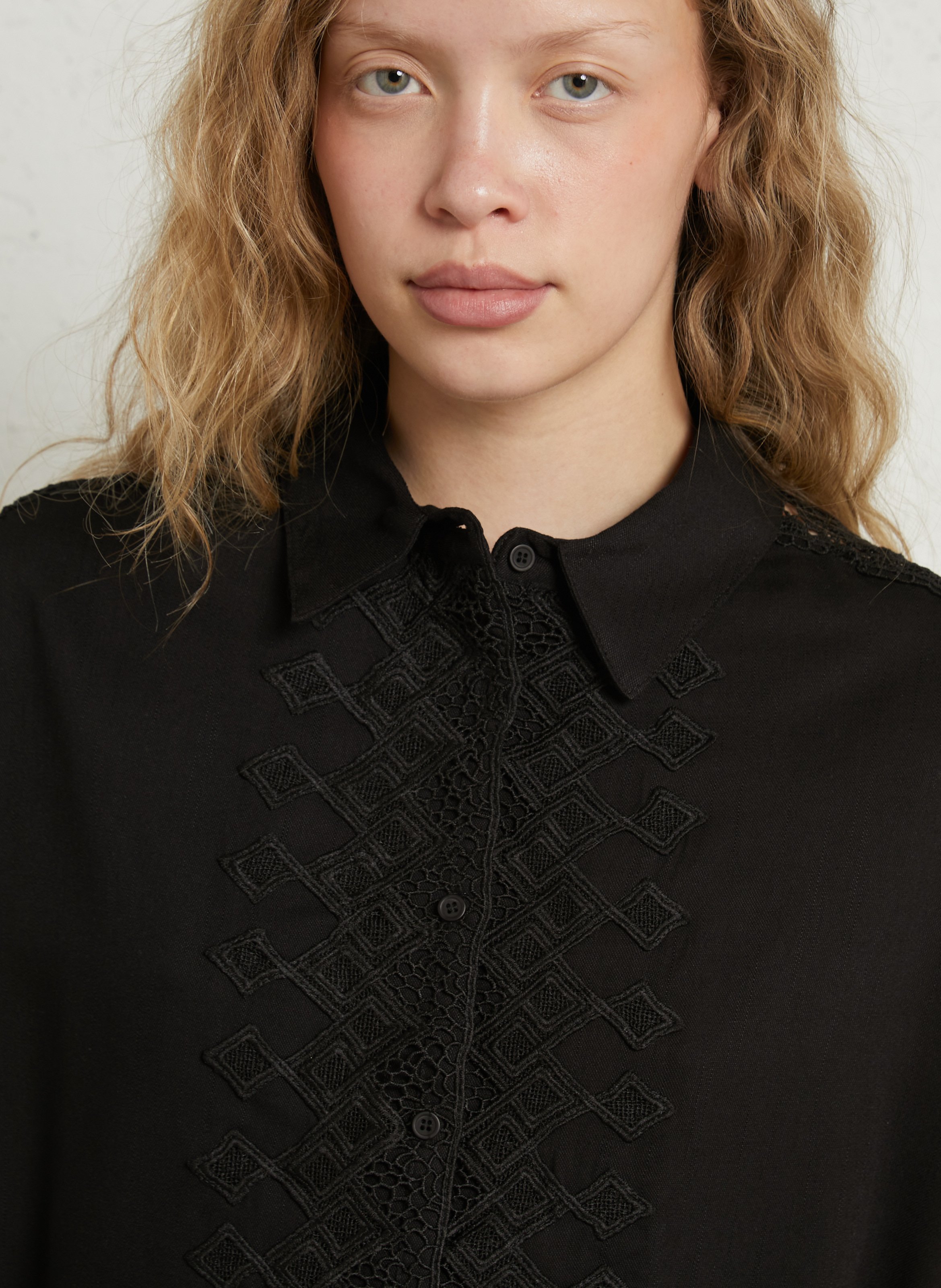 Soepelvallende blouse met kanten borduursels SEE U SOON Zwart