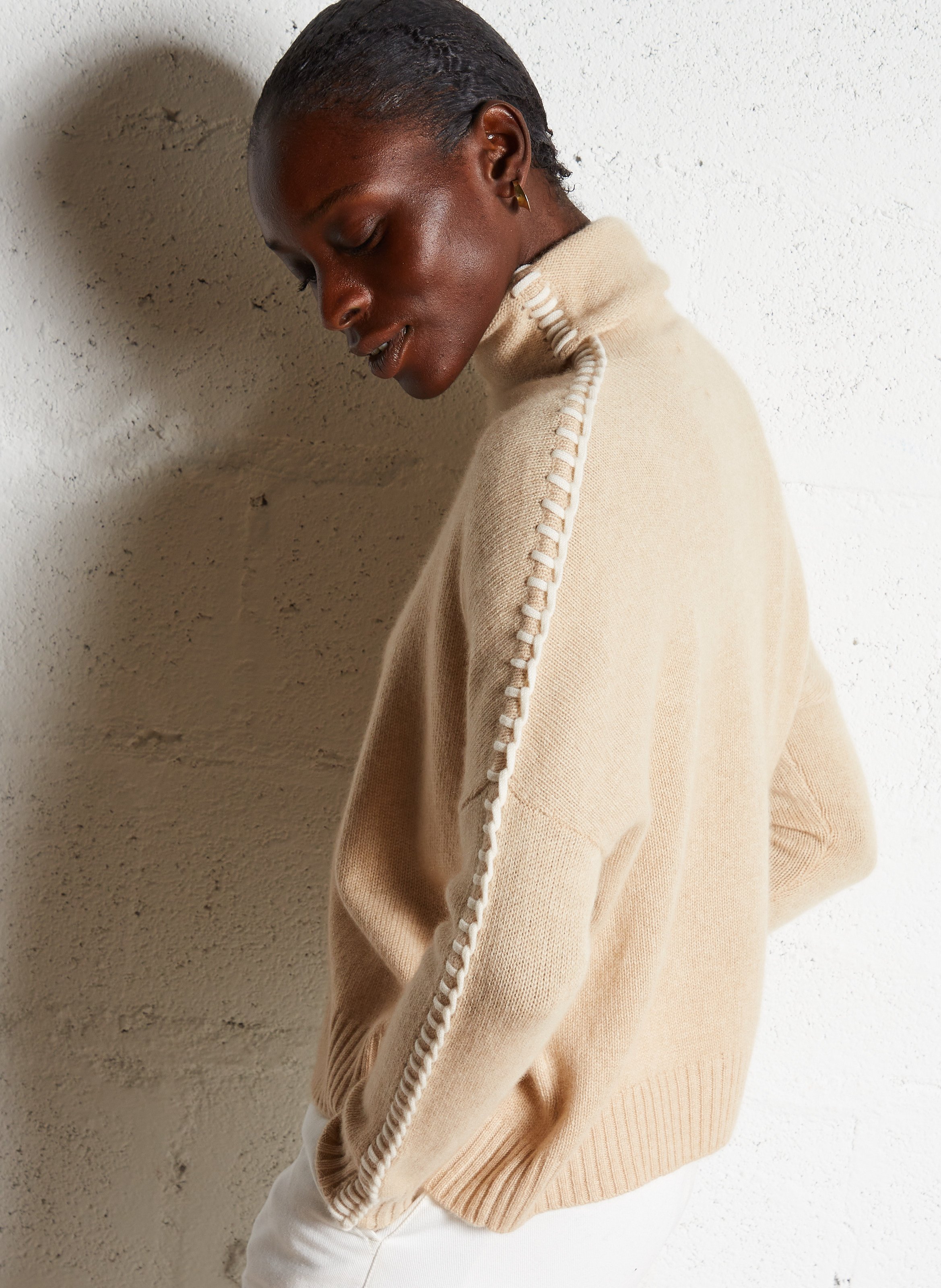 Col roulé ample en cachemire KUJTEN Beige