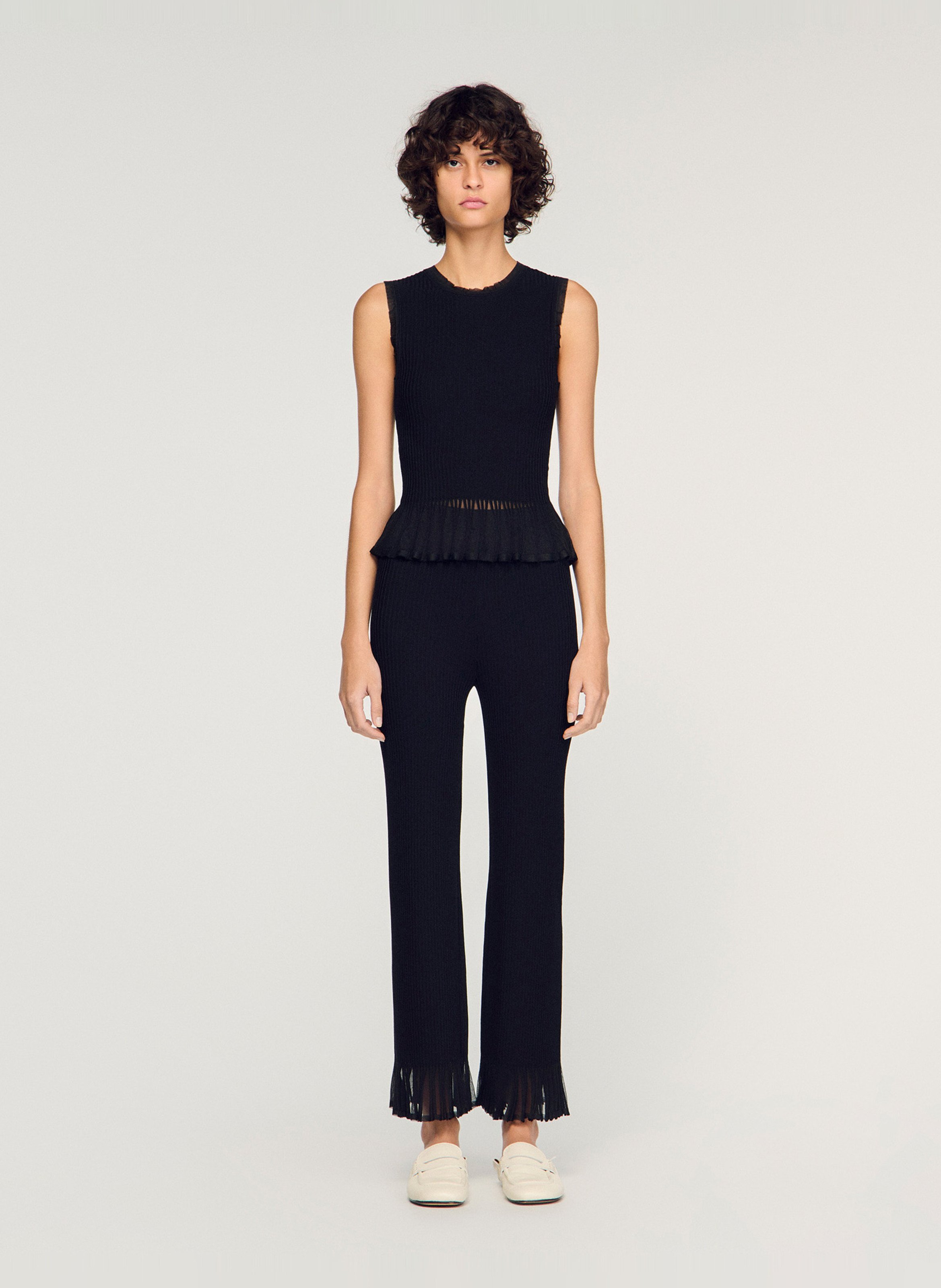 Top met aansluitende gerimpelde kanten details. SANDRO Zwart