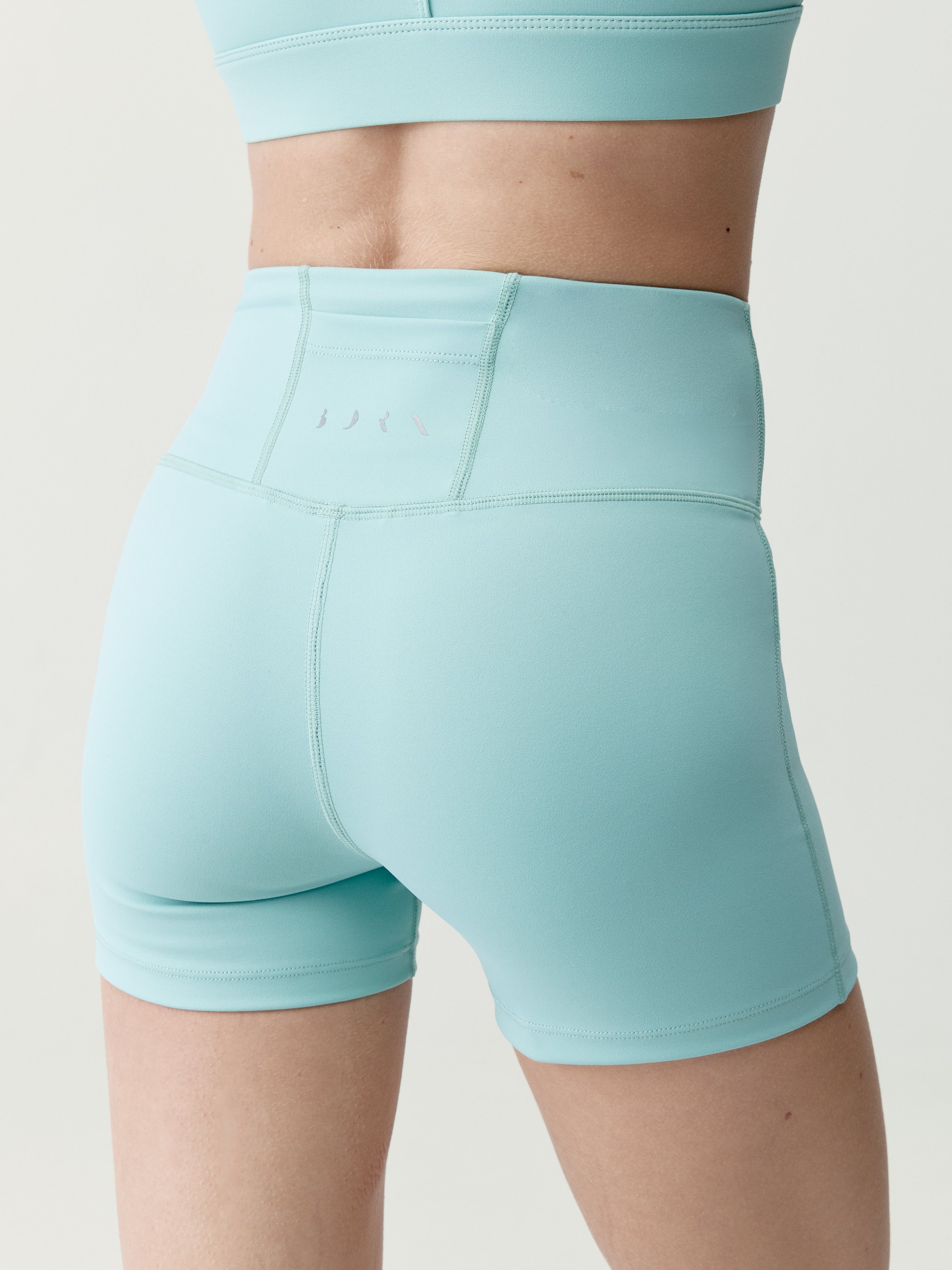 Short moulant de sport performance deo BORN Green
