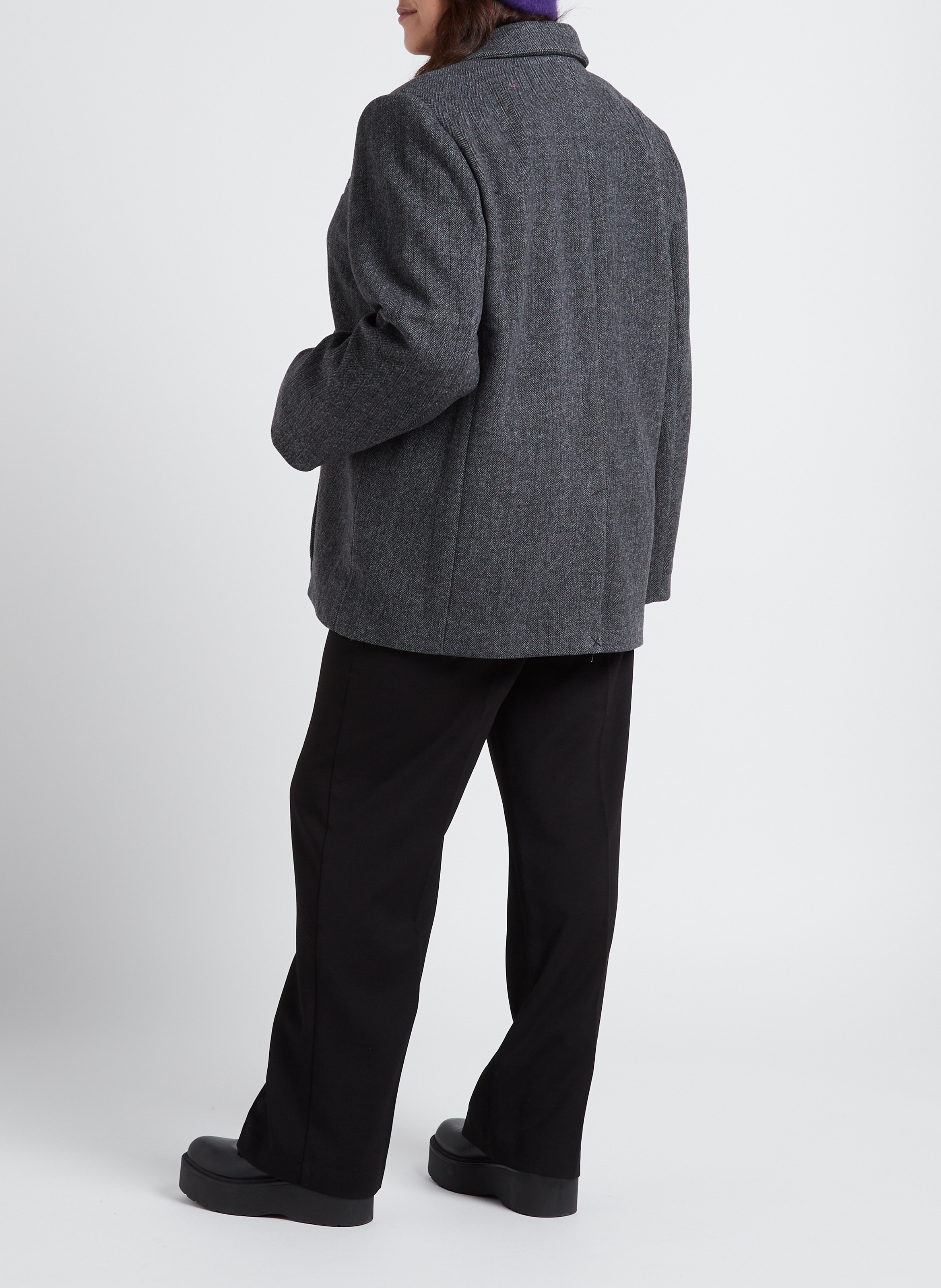 Halflange jas met reverskraag en visgraatmotiefje | materiaalblend GINA TRICOT Grijs