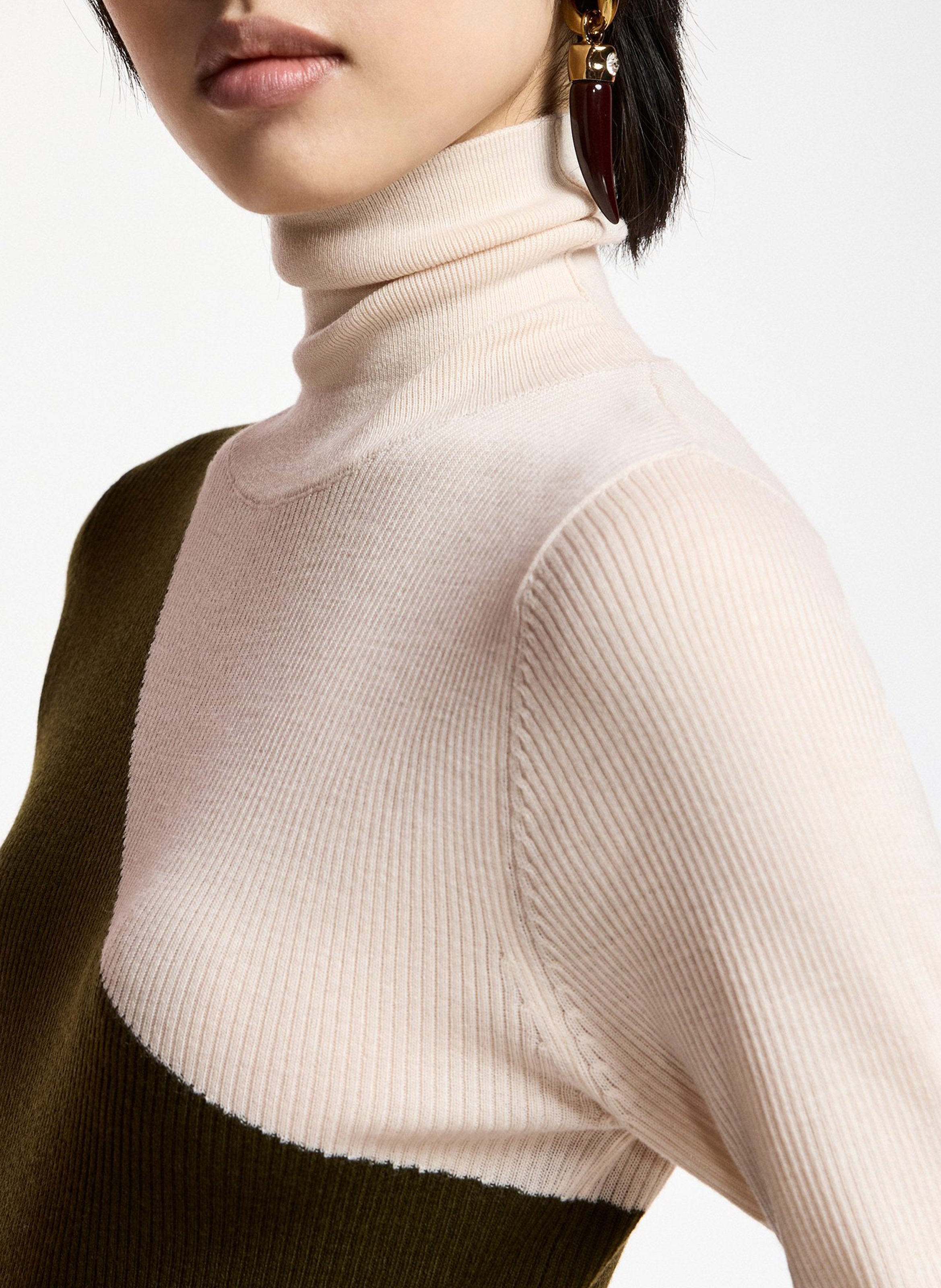 Fitted turtleneck sweater. ESSENTIEL ANTWERP Green