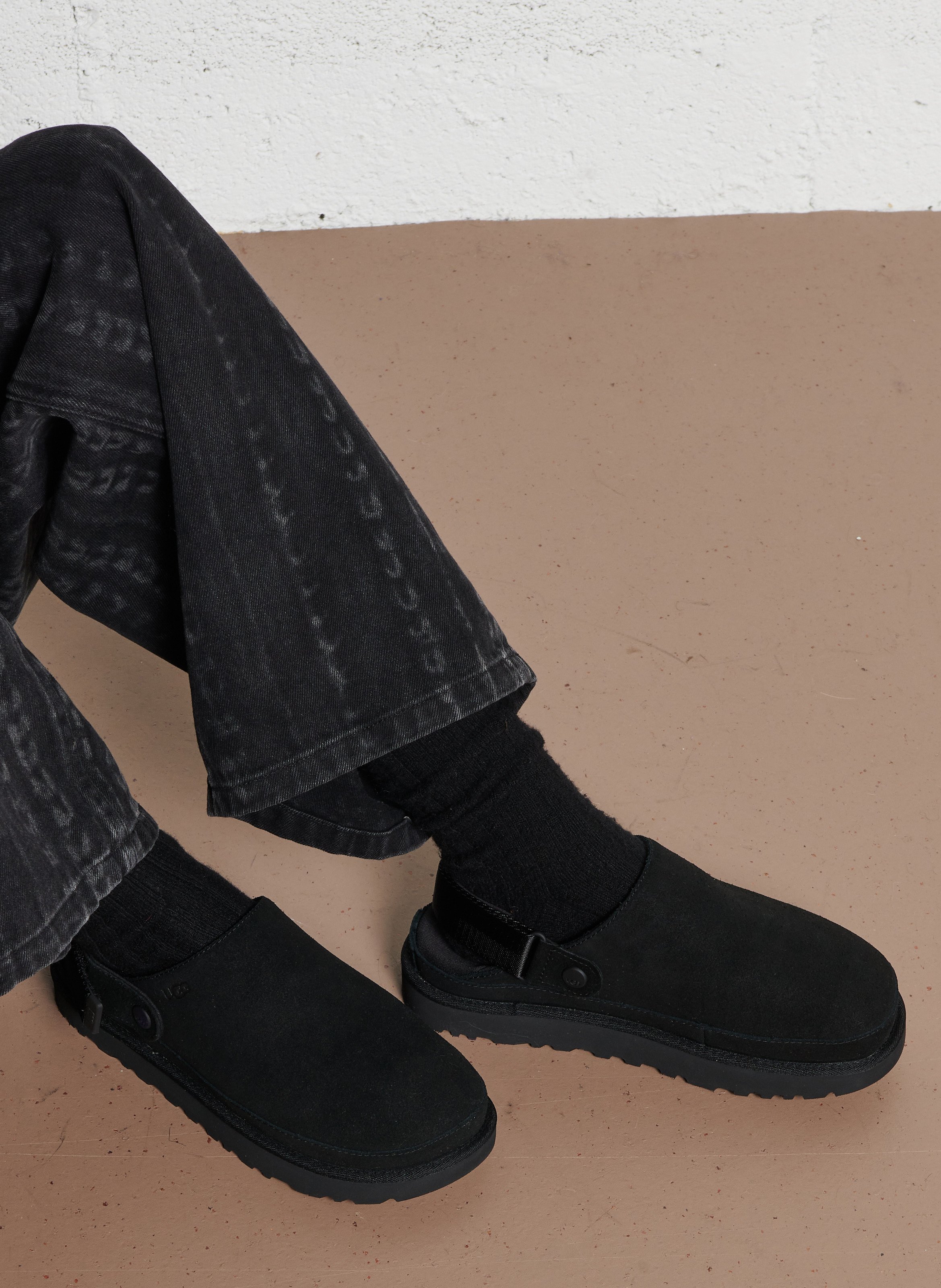 Leder Clogs mit Keilabsatz in Schwarz