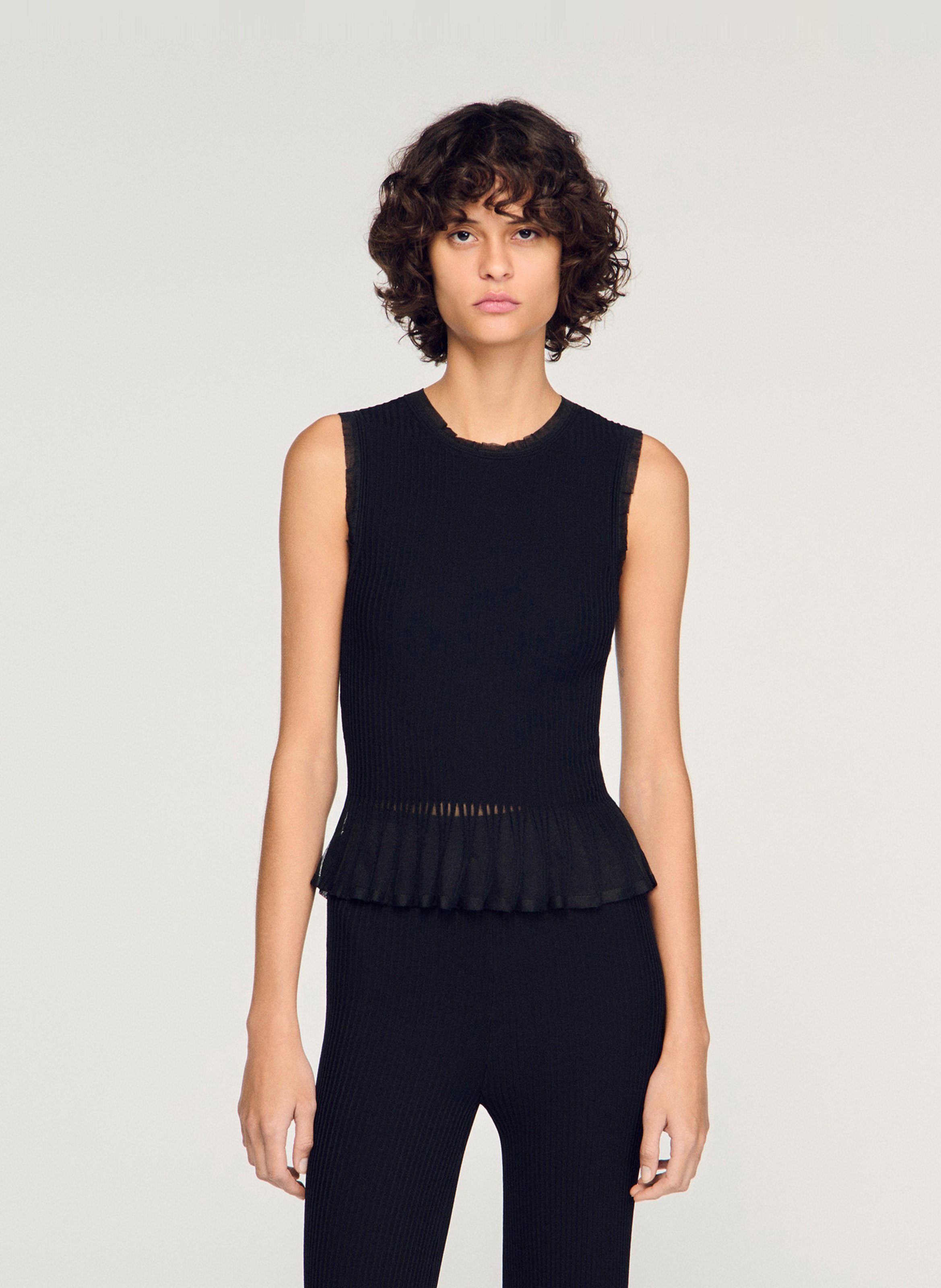 Top met aansluitende gerimpelde kanten details. SANDRO Zwart