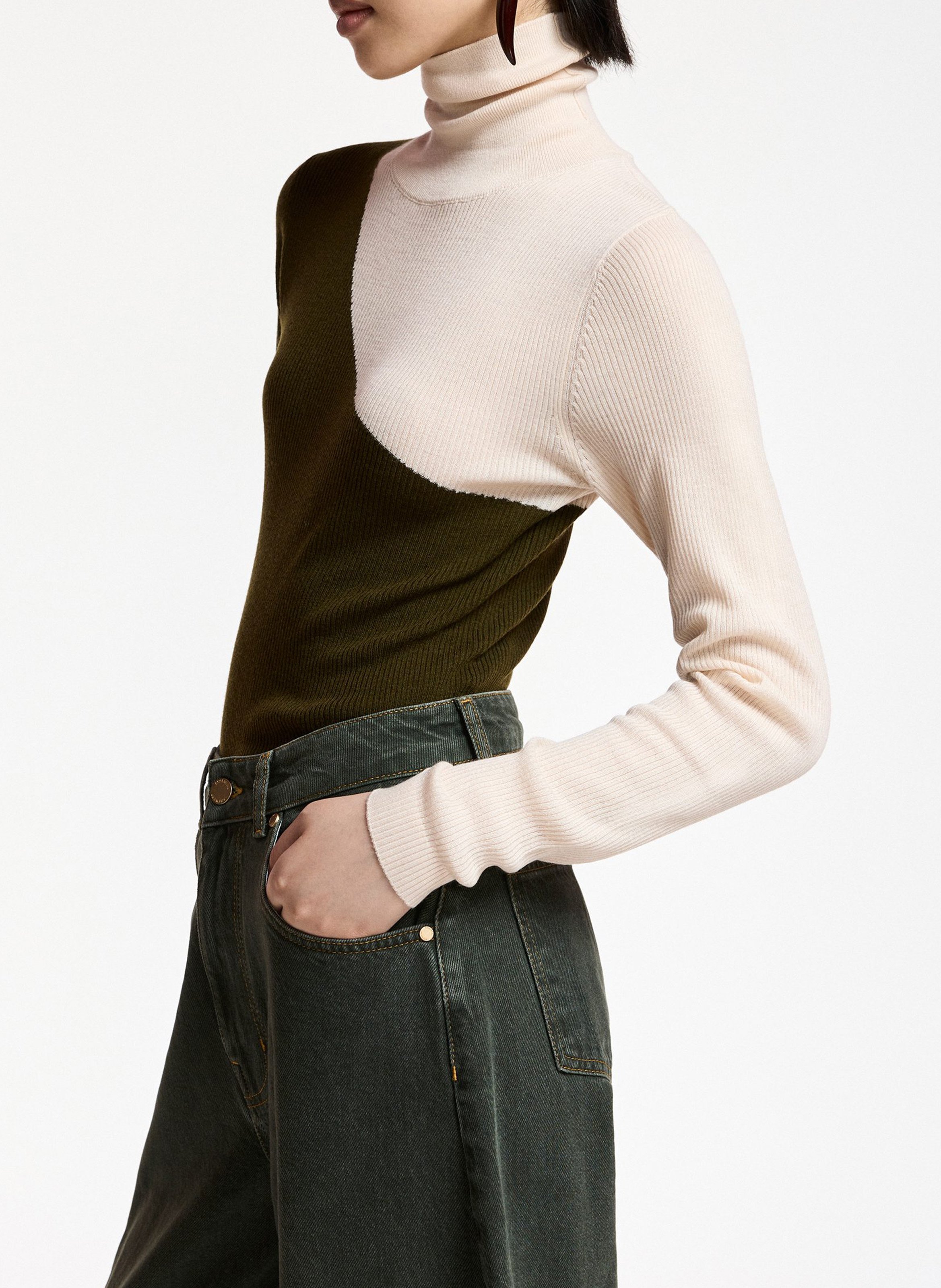 Fitted turtleneck sweater. ESSENTIEL ANTWERP Green