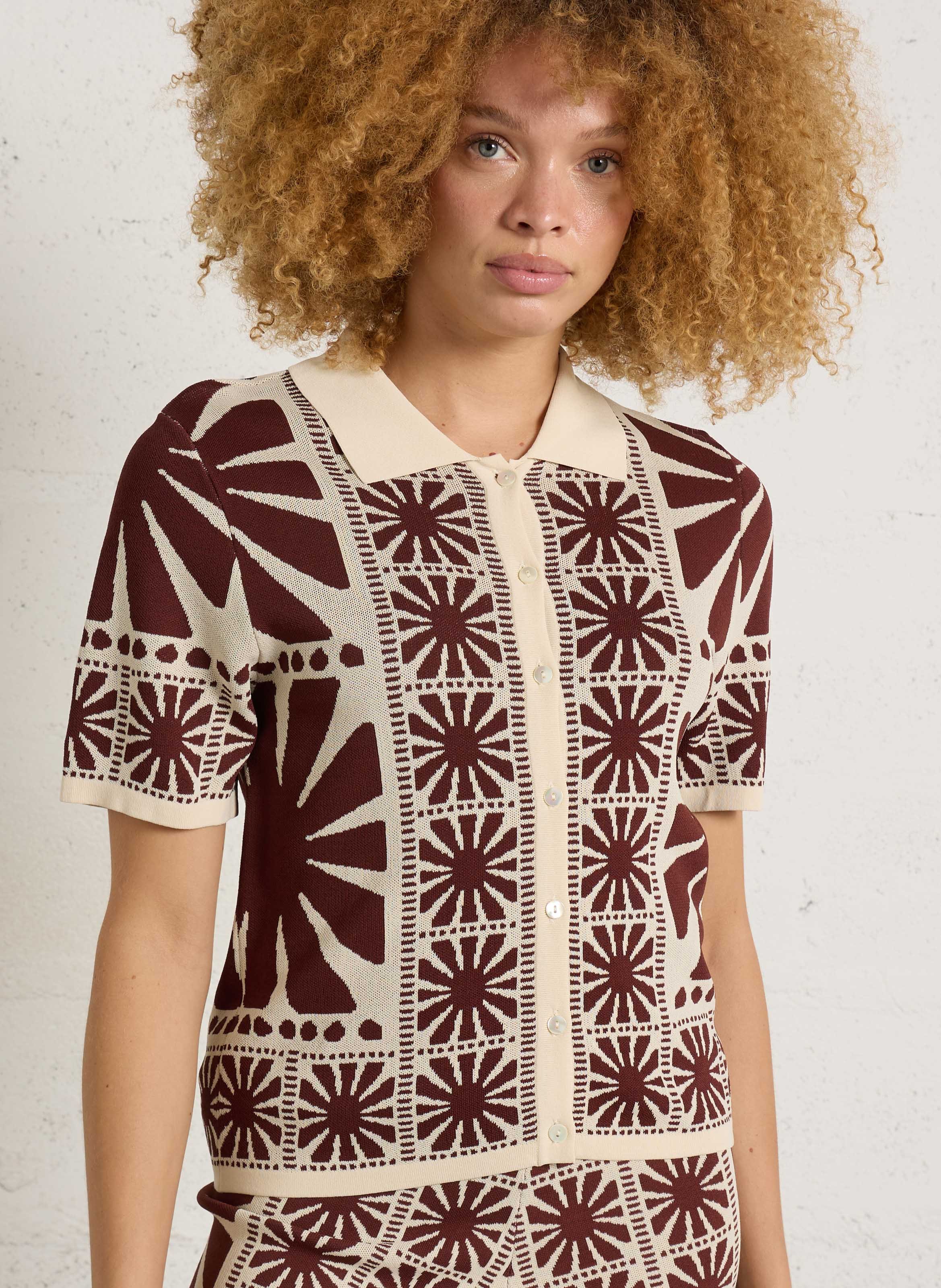 Gerade geschnittene Weste mit kurzen Ärmeln und Druck SUNCOO Braun