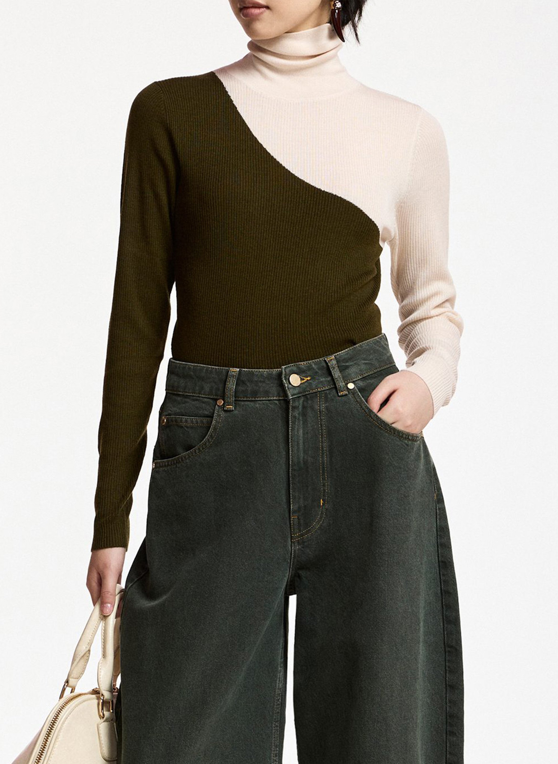 Fitted turtleneck sweater. ESSENTIEL ANTWERP