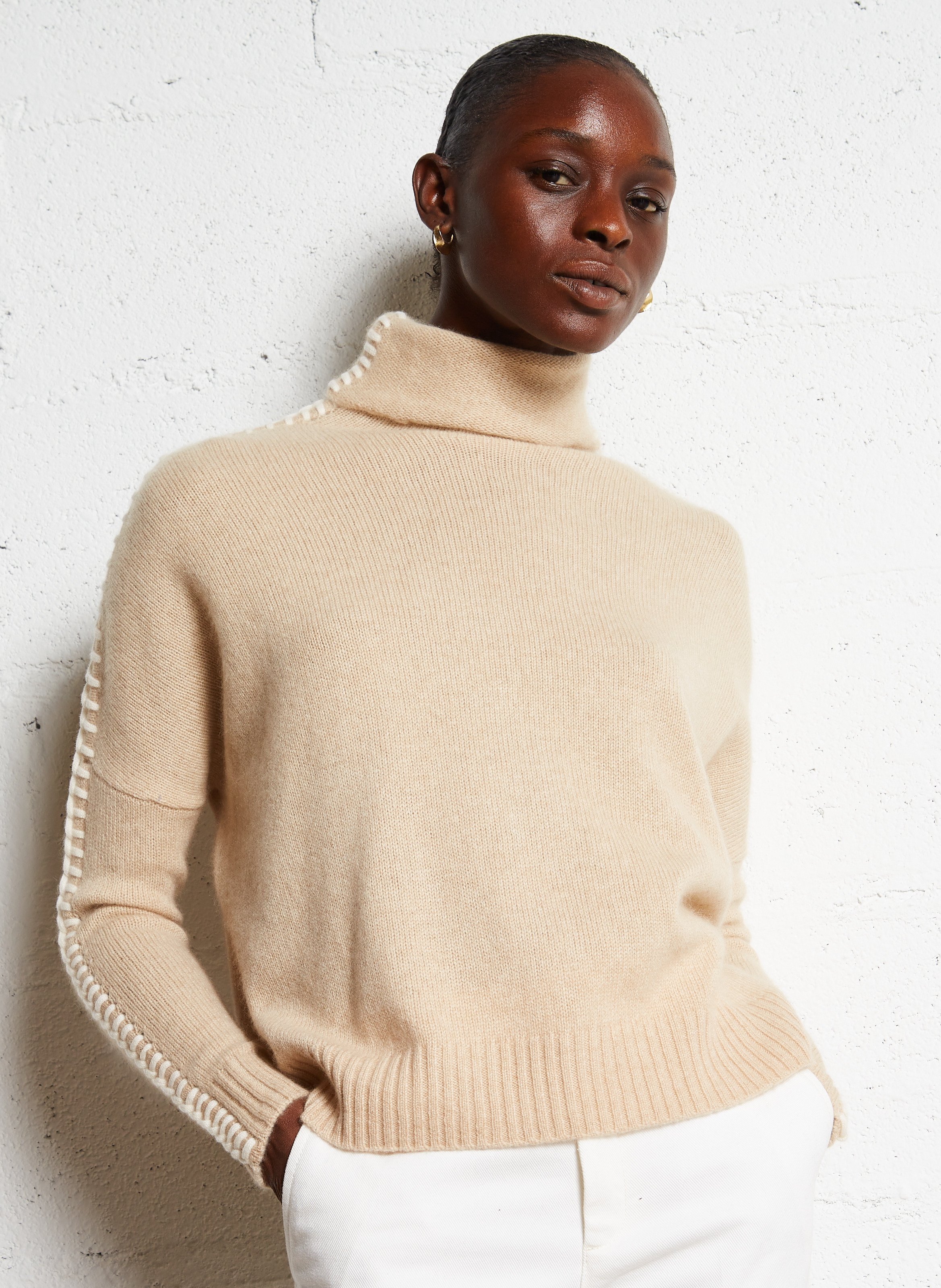 Col roulé ample en cachemire KUJTEN Beige