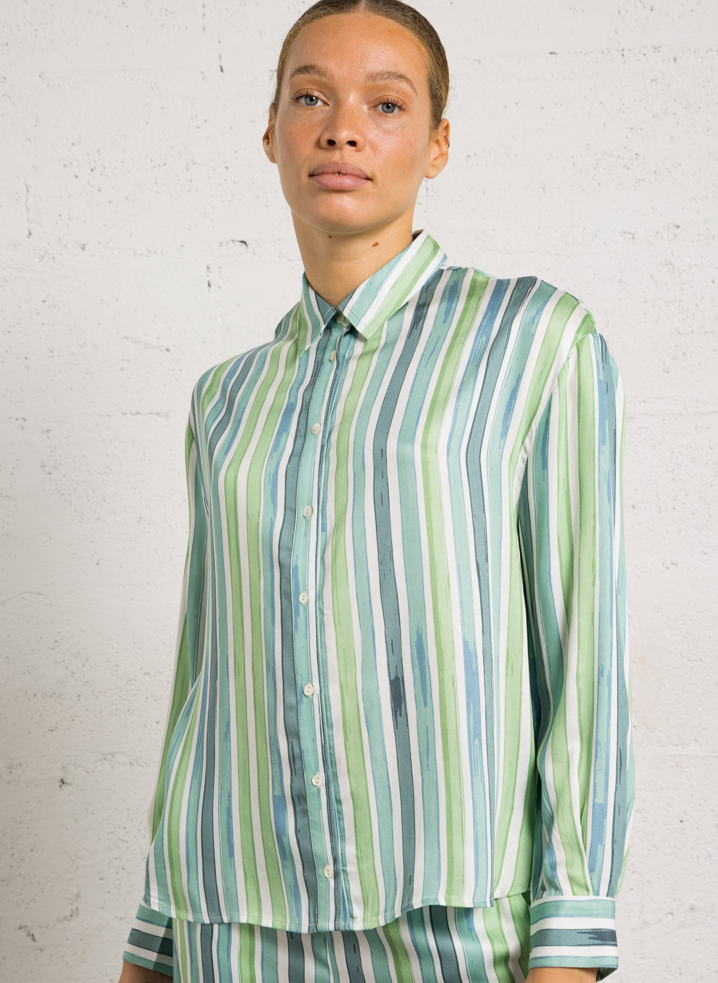 Gerade geschnittene Streifenbluse mit klassischem Kragen BELLA JONES Blau