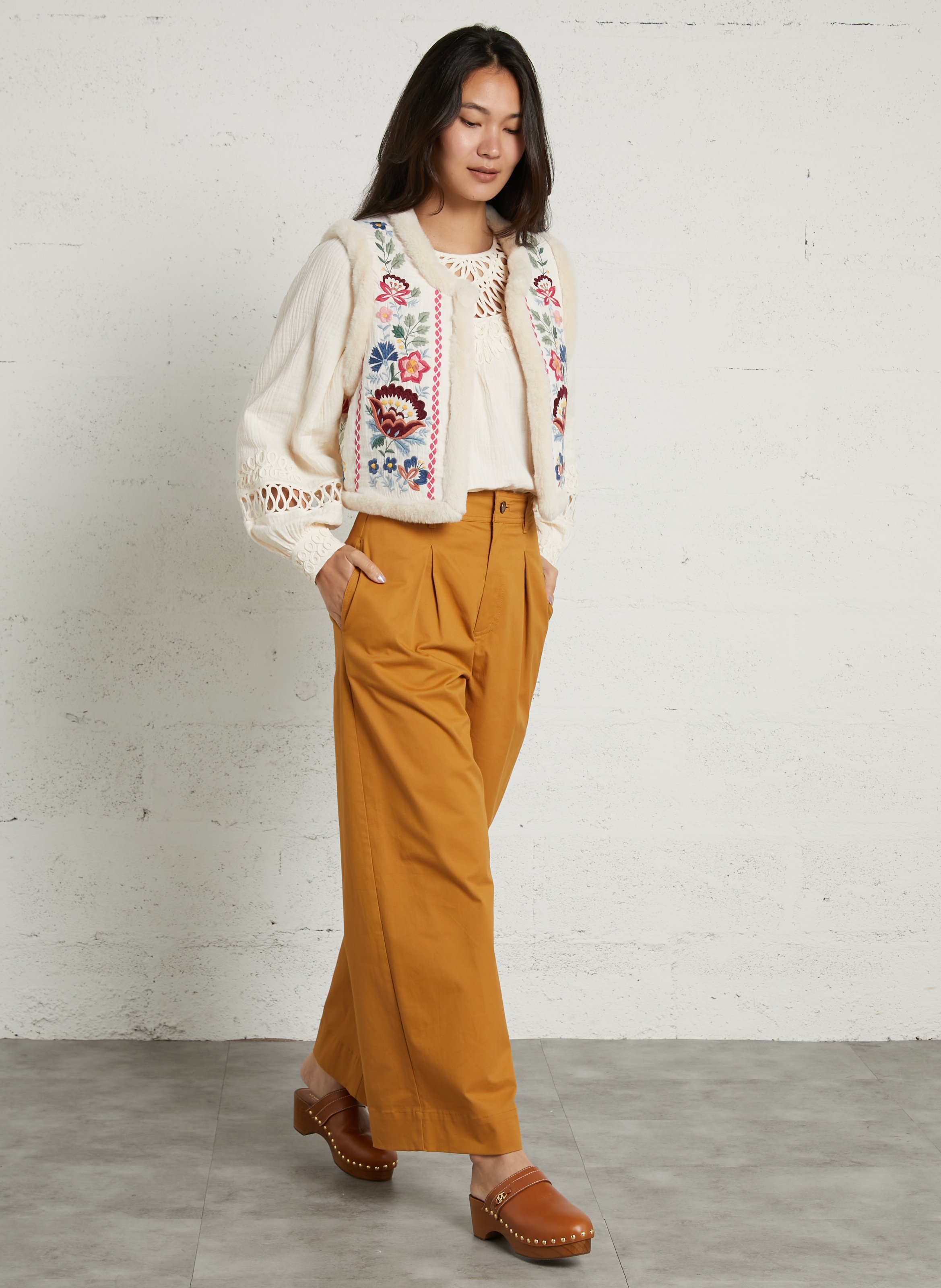 veste droite col rond en coton bio brodé LOUISE MISHA Beige