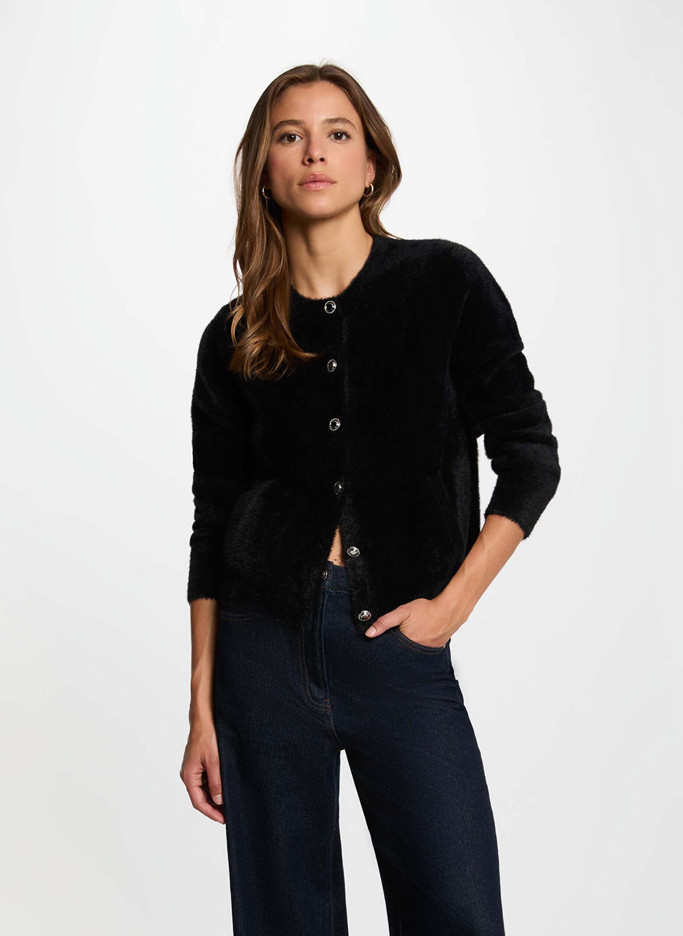 Gerade geschnittene, einfarbige Strickjacke mit Rundhalsausschnitt und Knopfleiste MORGAN