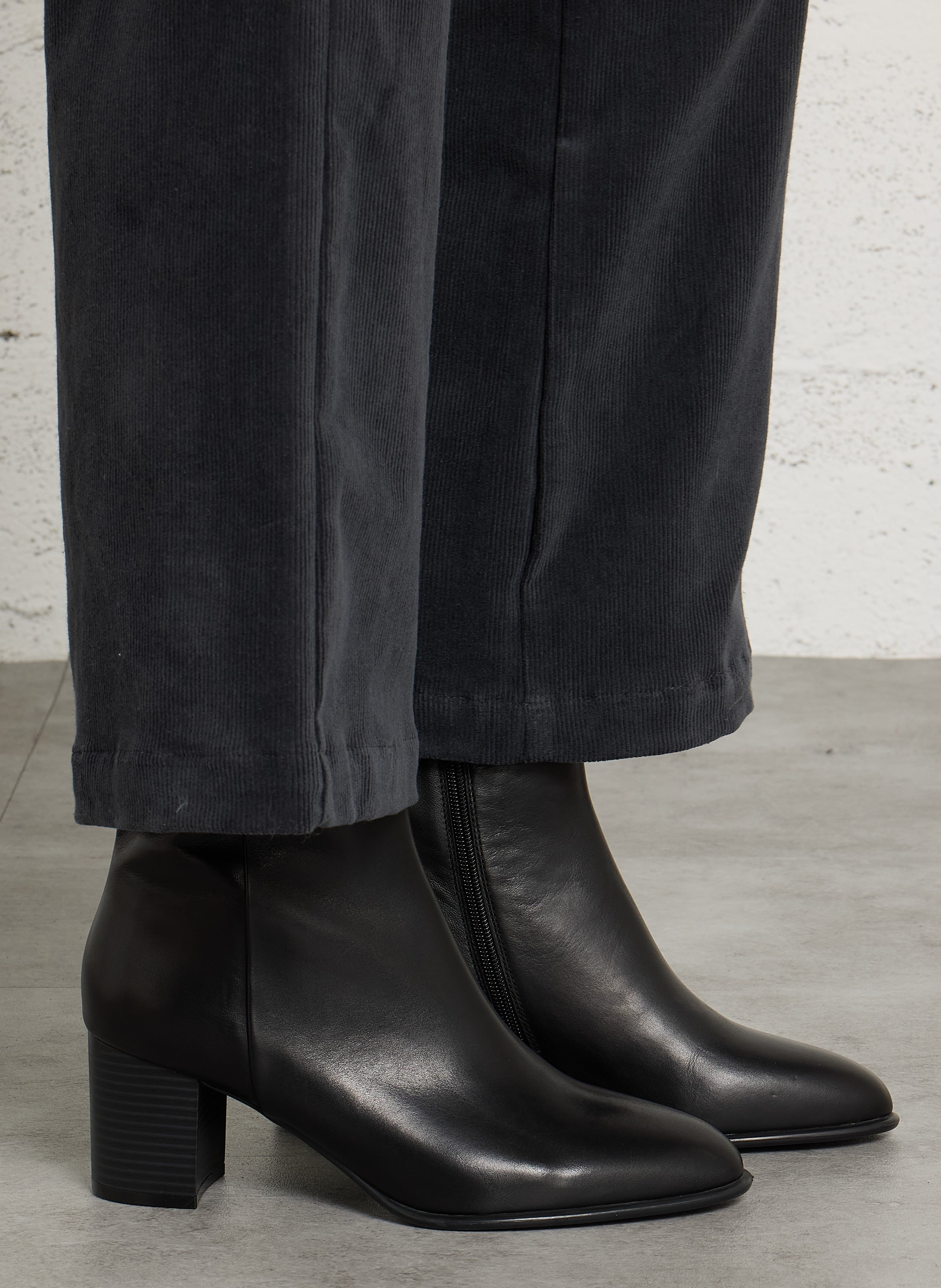 Bottines zippées en cuir BIBI LOU Noir
