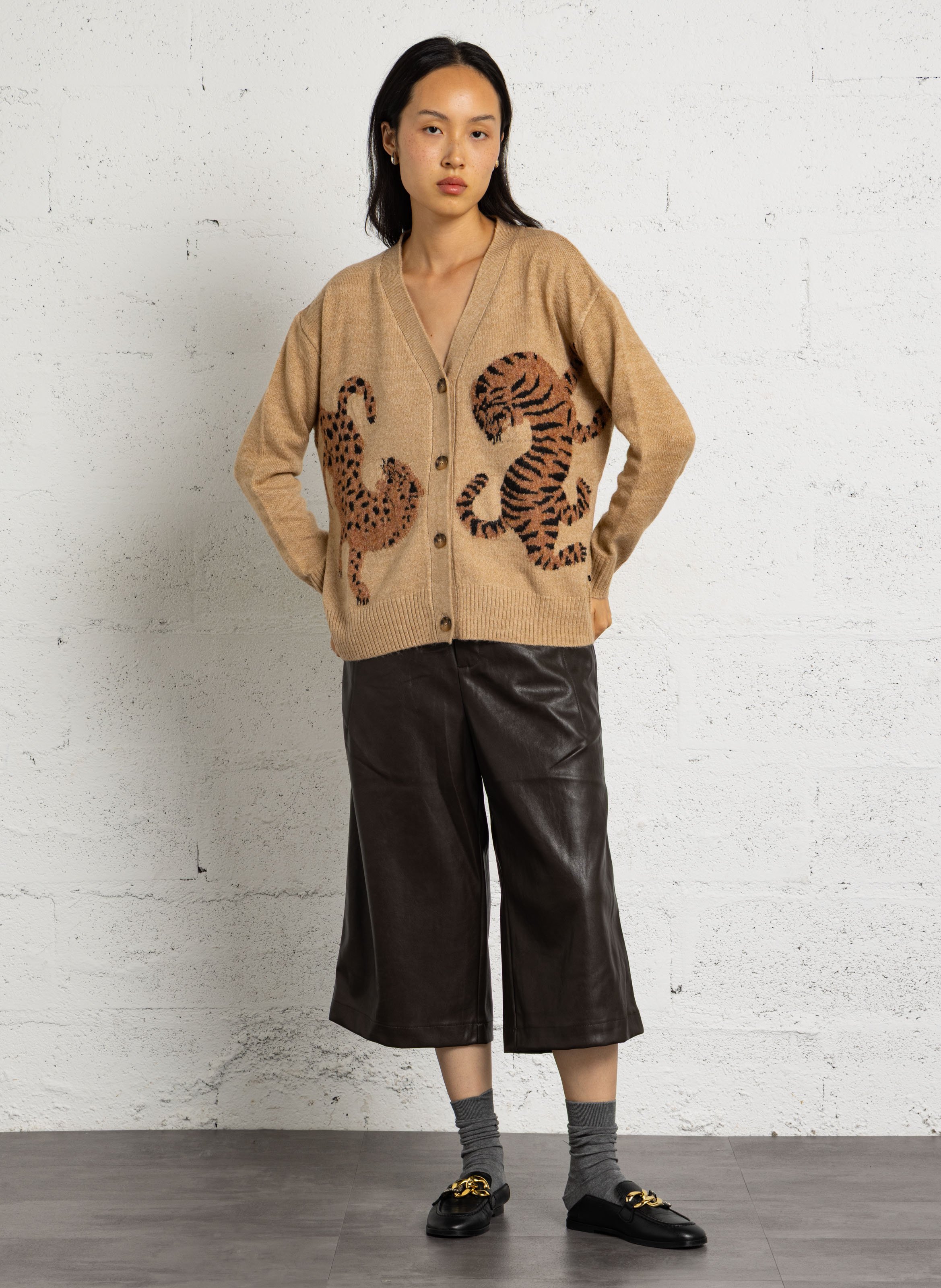 V-halsvest met motief LE TEMPS DES CERISES Bruin