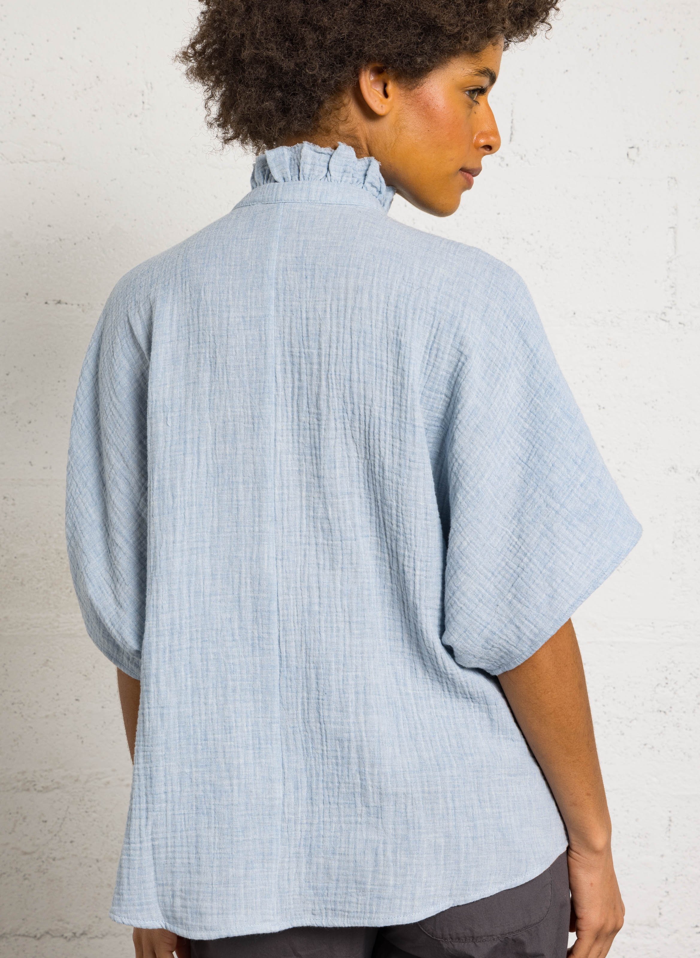 Weites Hemd mit viktorianischem Kragen aus Baumwolle HOD PARIS Blau