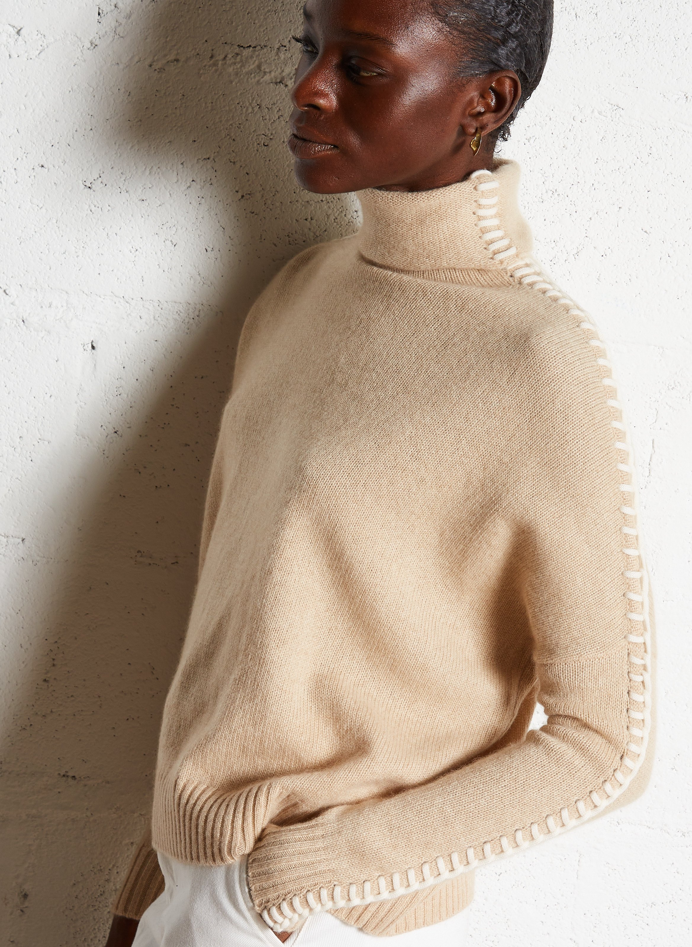 Col roulé ample en cachemire KUJTEN Beige