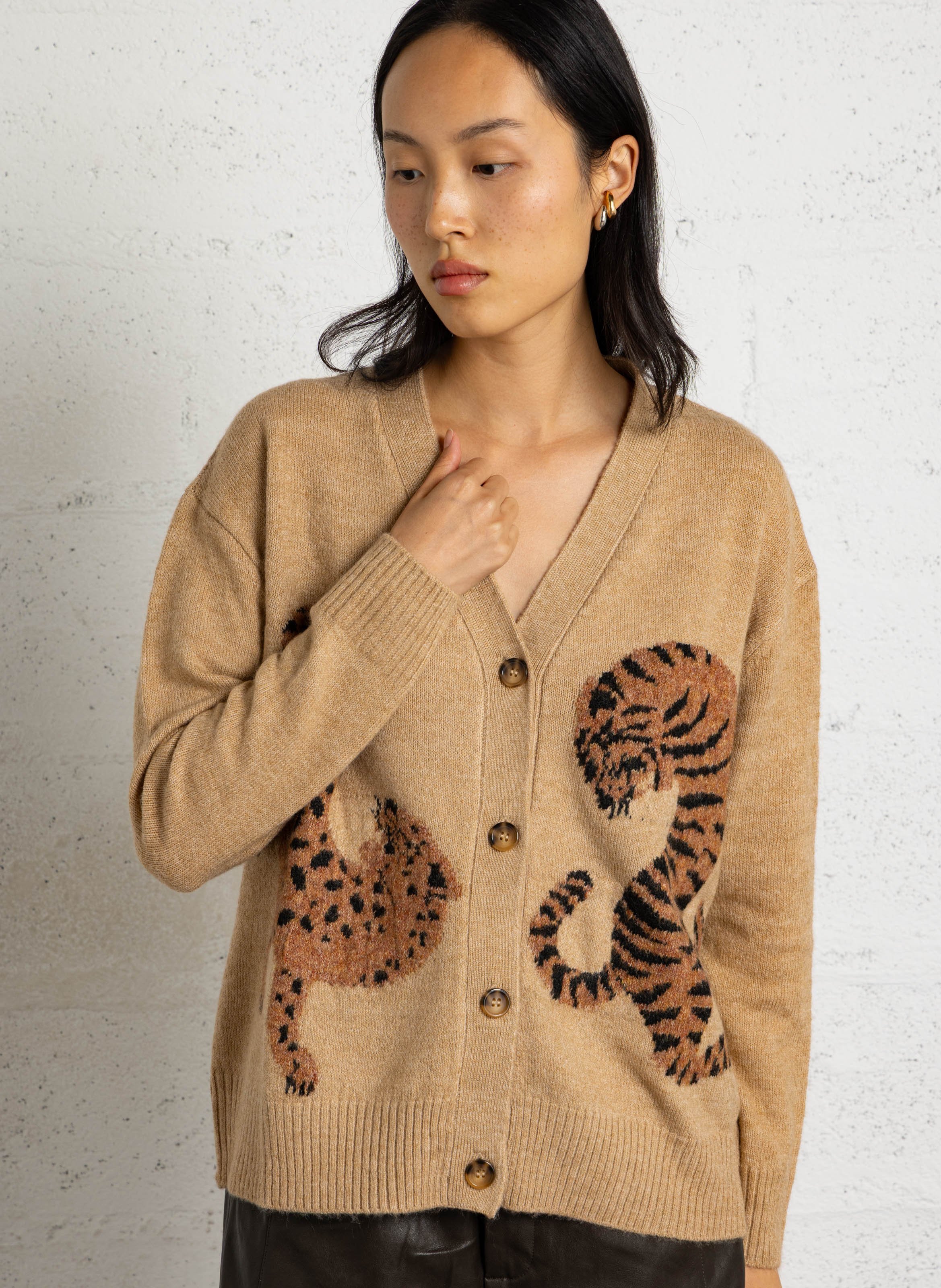 V-halsvest met motief LE TEMPS DES CERISES Bruin