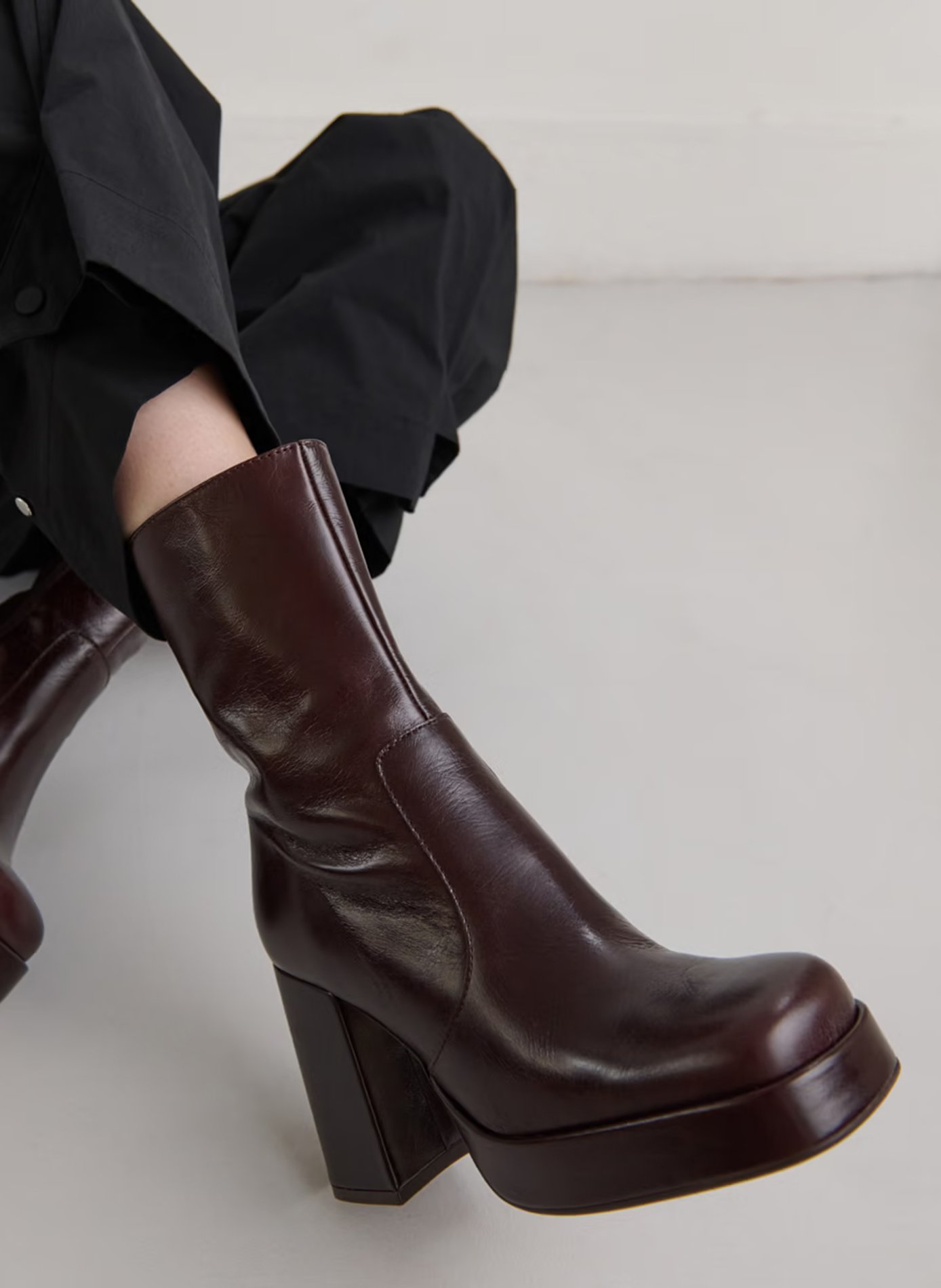 - 100% leather, - Round toes, - Inner zip fastening, - Heel height: 9 cm. JONAK Brown