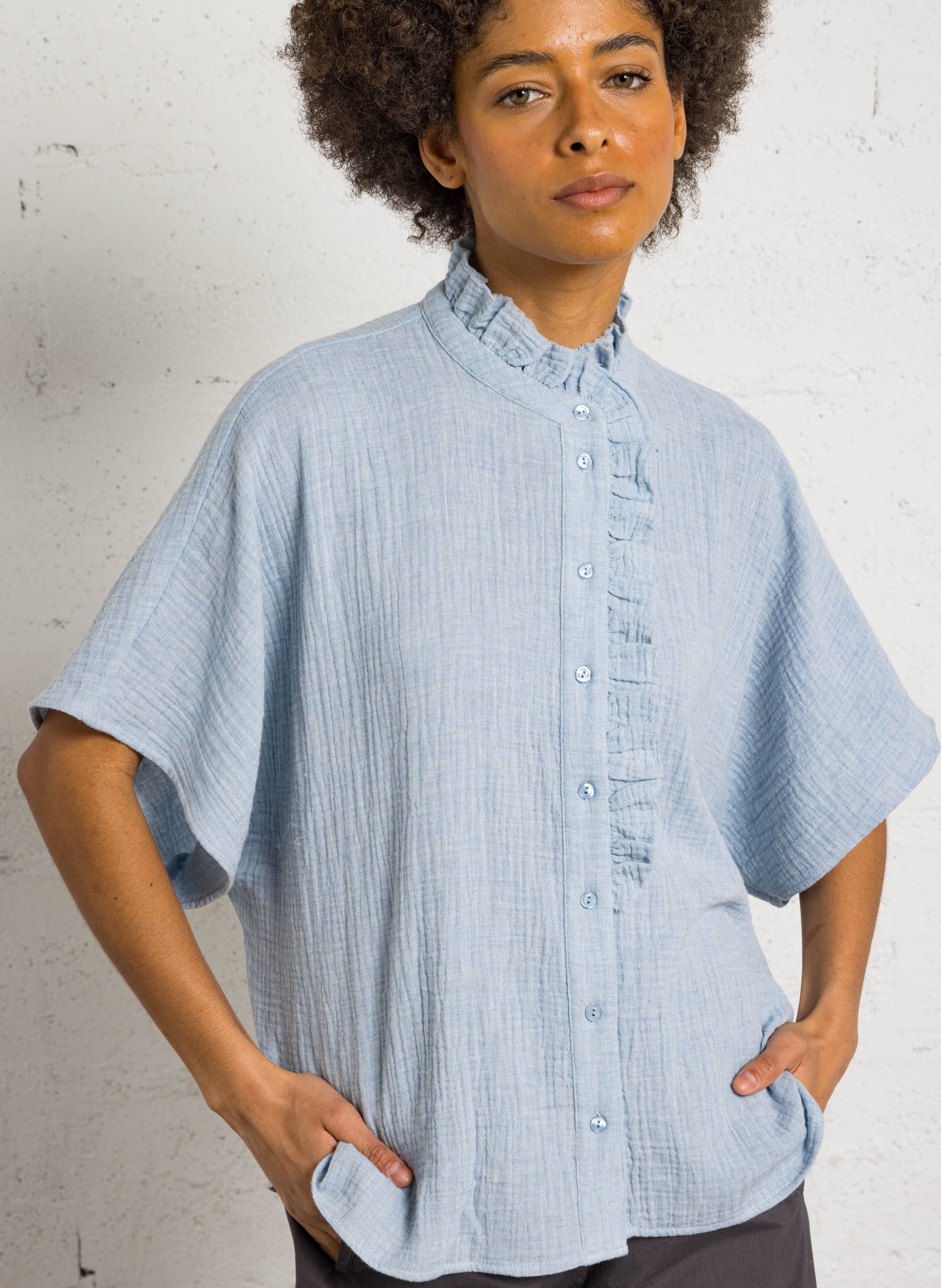 Weites Hemd mit viktorianischem Kragen aus Baumwolle HOD PARIS Blau