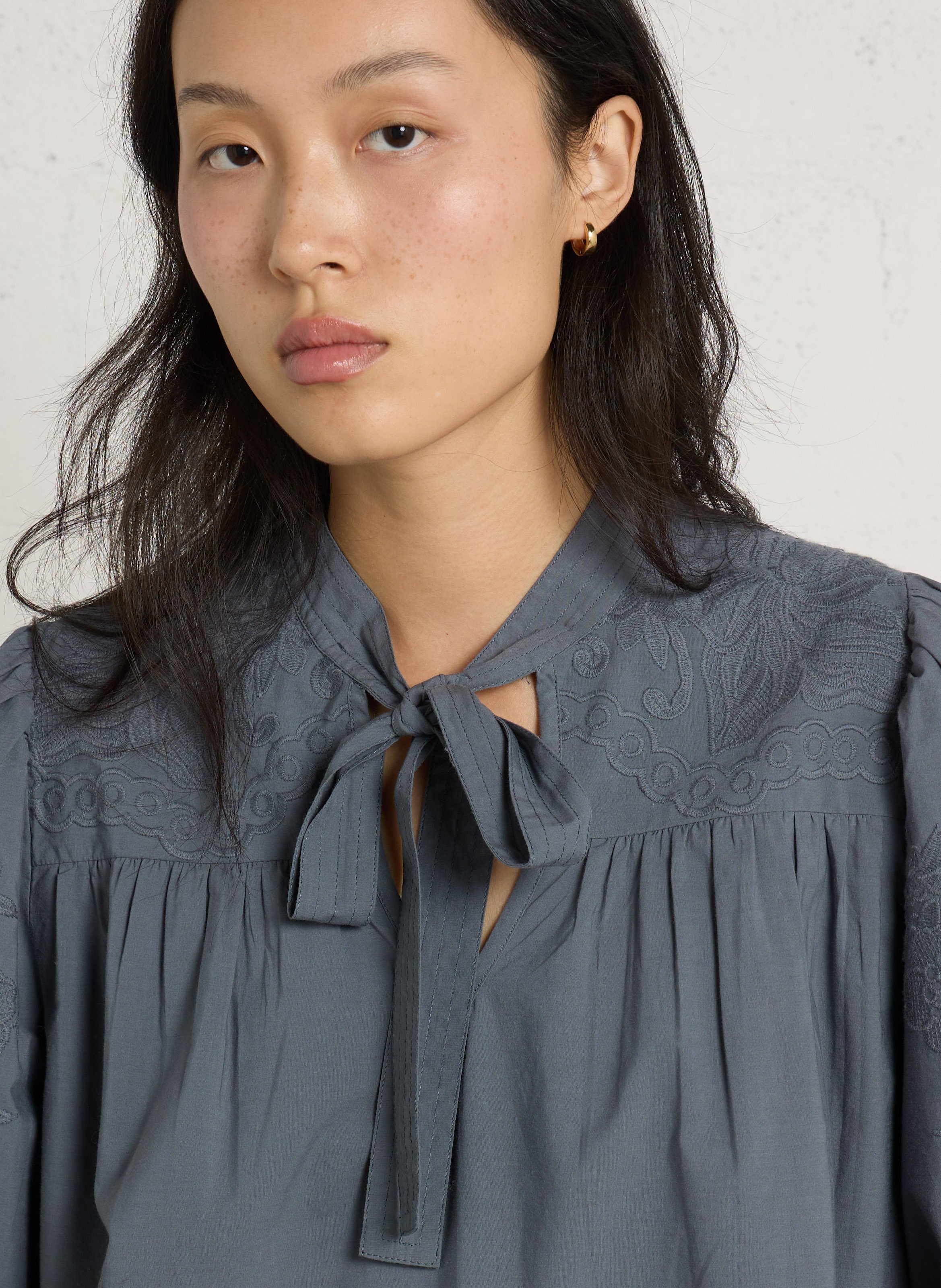 Blouse col à nouer brodée SUD EXPRESS Gris