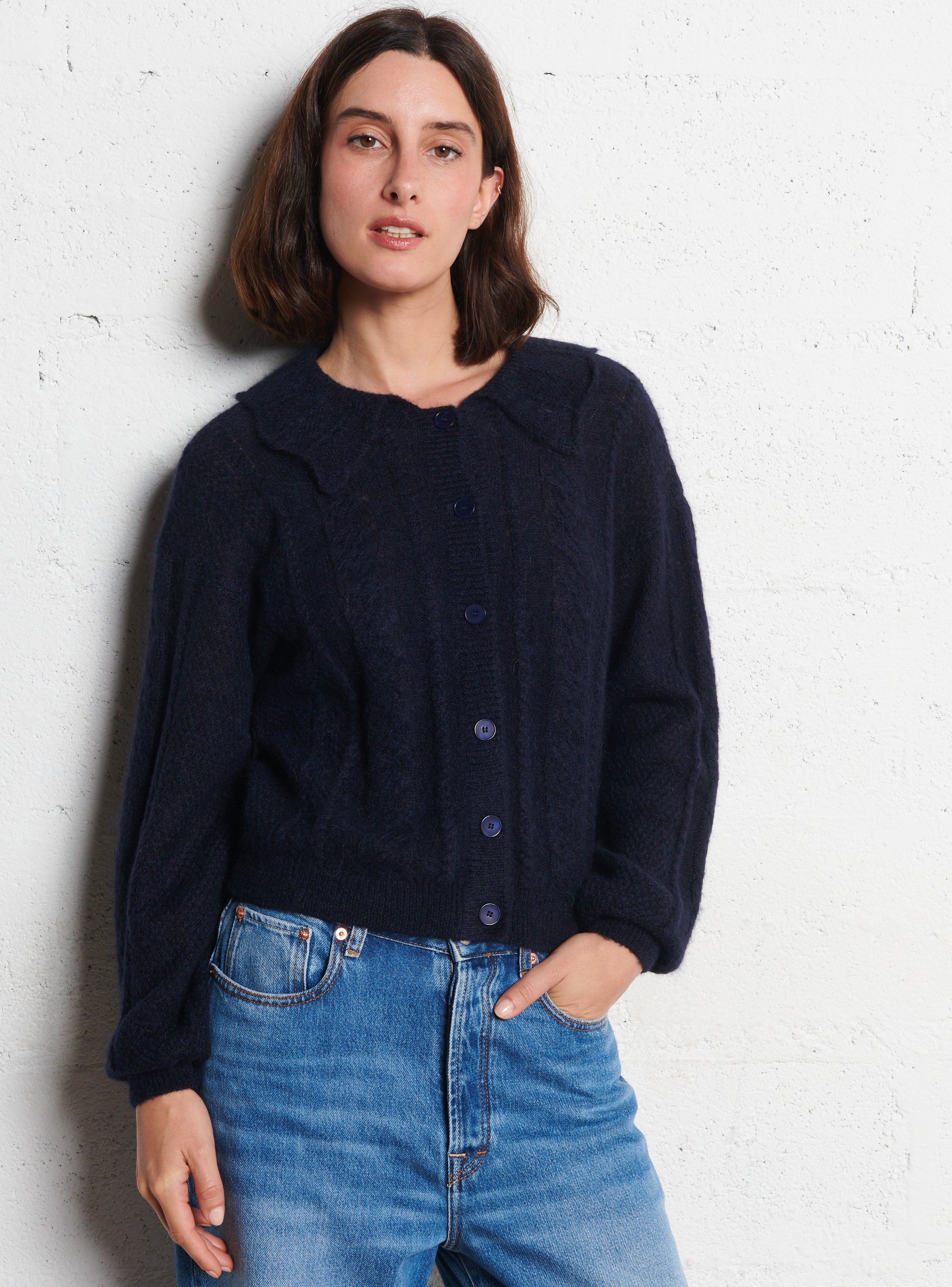 Gilet droit tressé en laine mélangée DES PETITS HAUTS Bleu