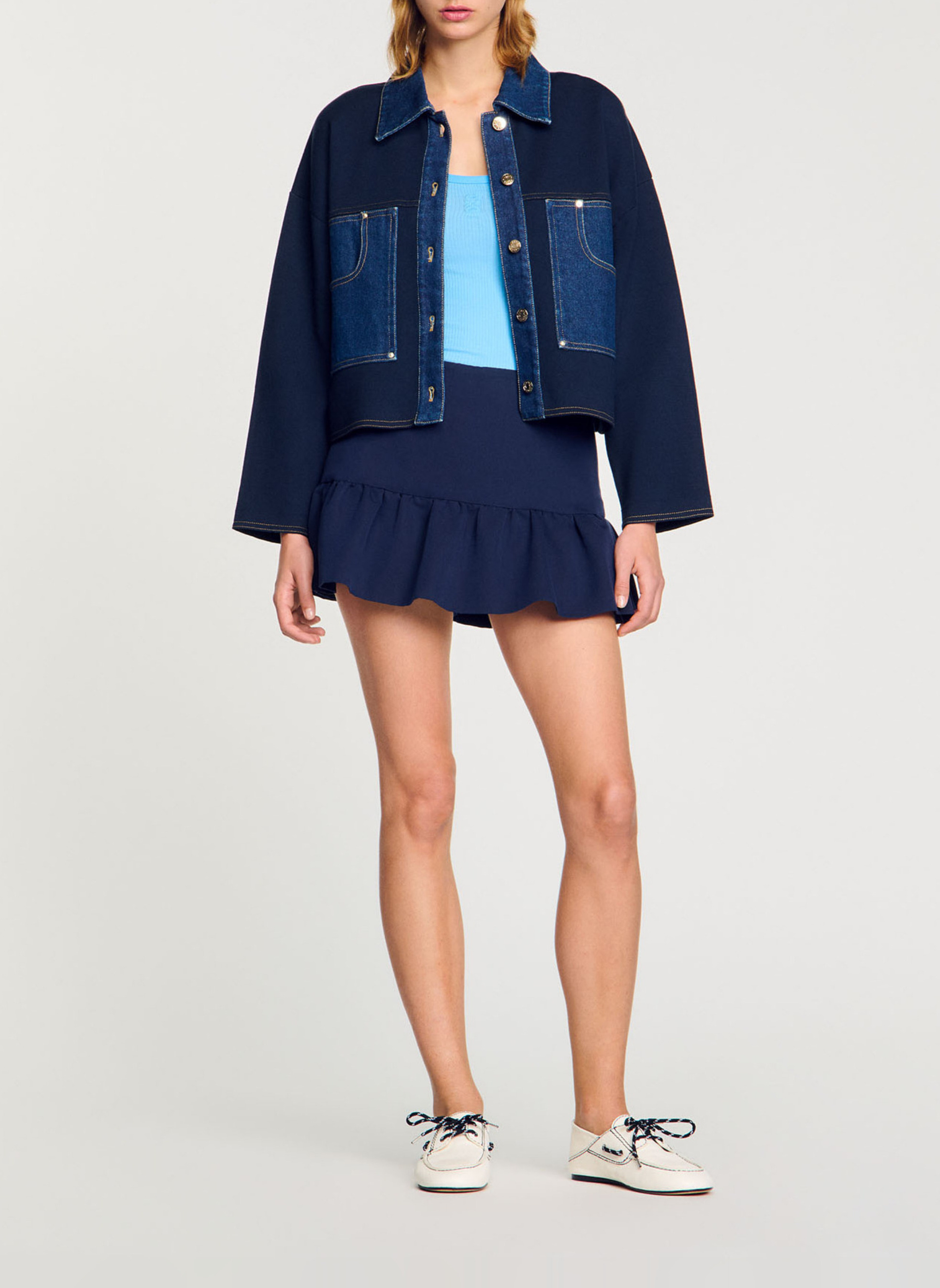 Kurze Jacke mit Details aus Denim SANDRO Blau