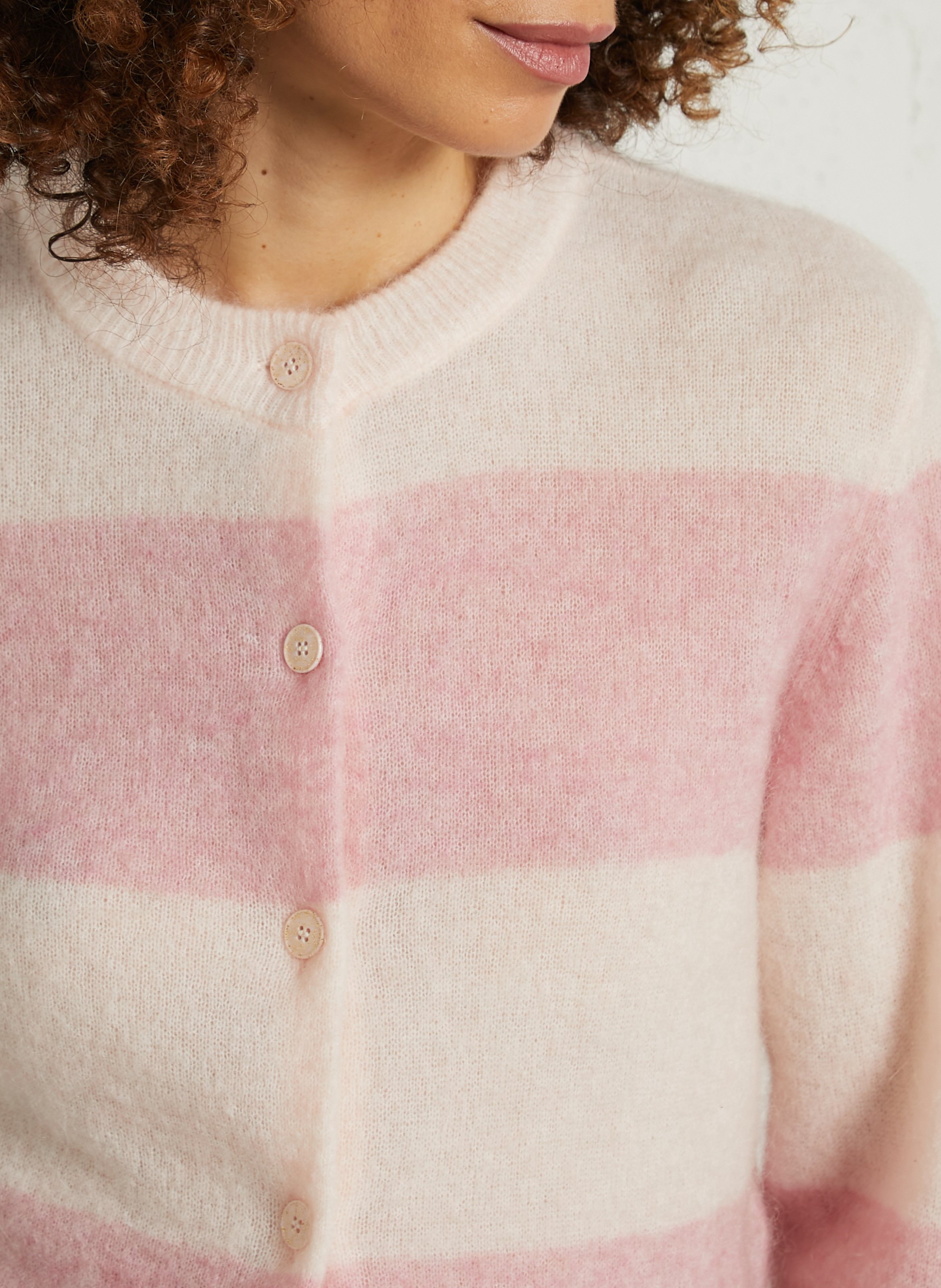 Gilet droit col rond rayé en laine mélangée DES PETITS HAUTS Rose