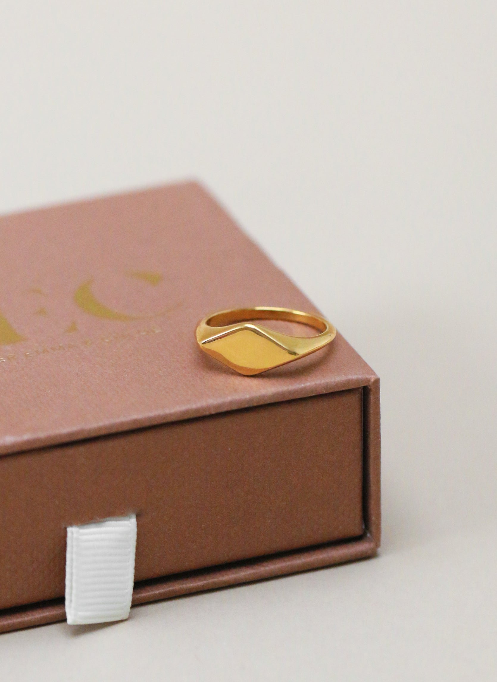 Fine ring AEC Paris Golden