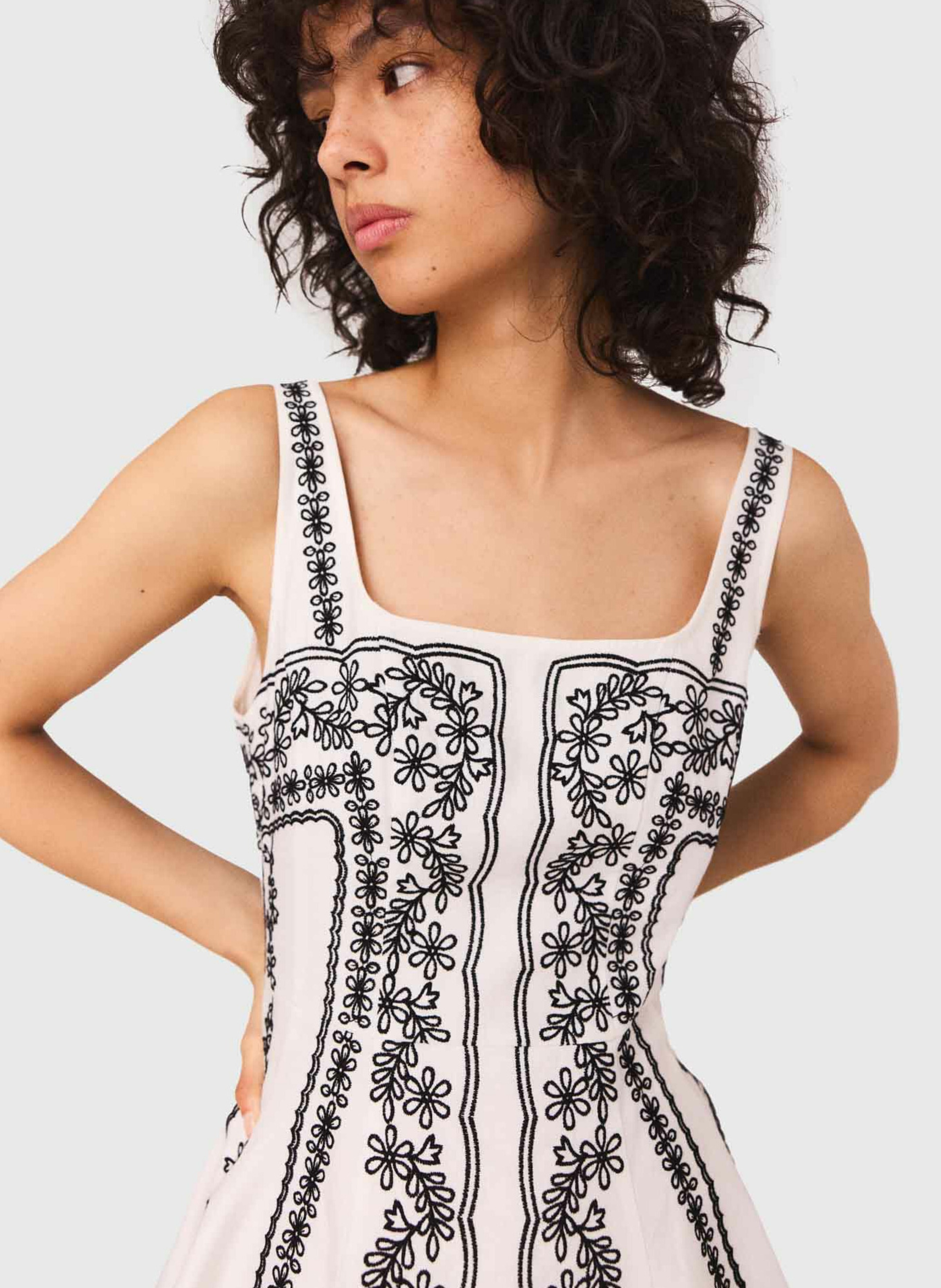 Robe courte en lin mélangé brodé MAJE Beige