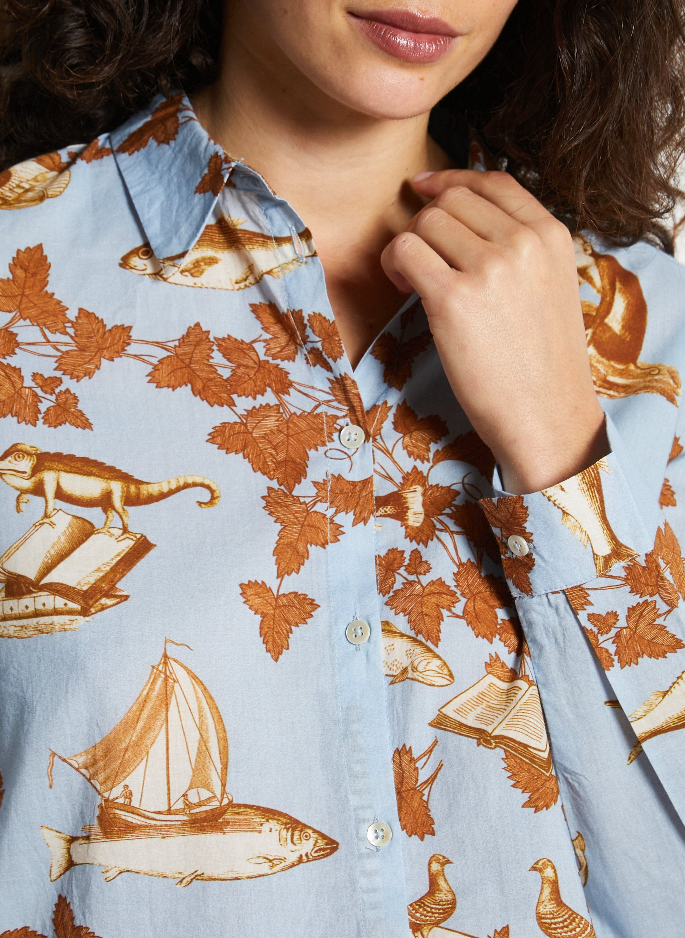 Oversized, katoenen blouse met klassieke kraag en print NICE THINGS Blauw