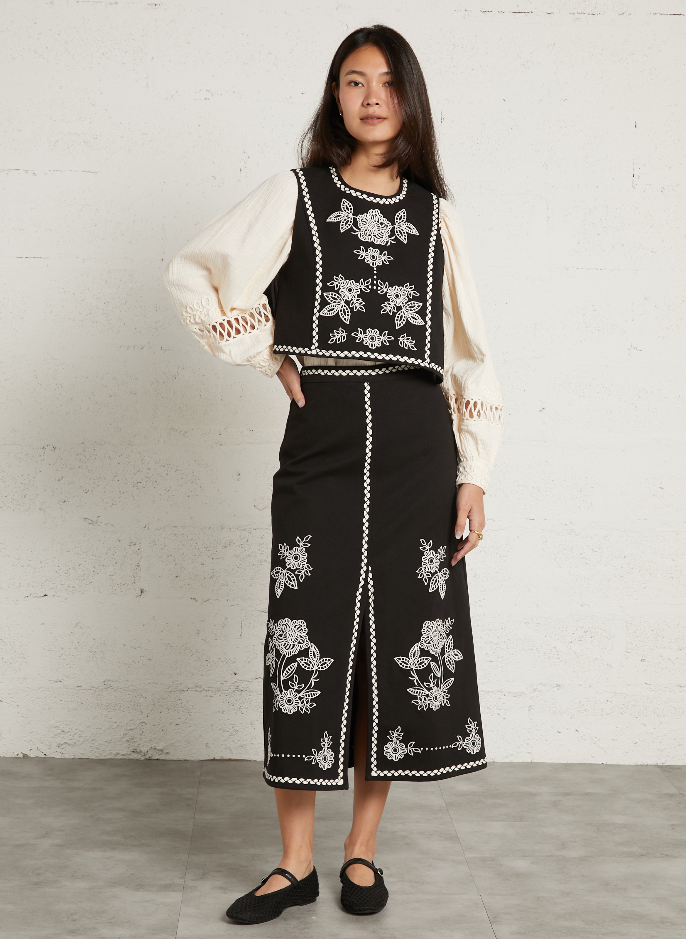 Mouwloze geborduurde top LOUISE MISHA Zwart