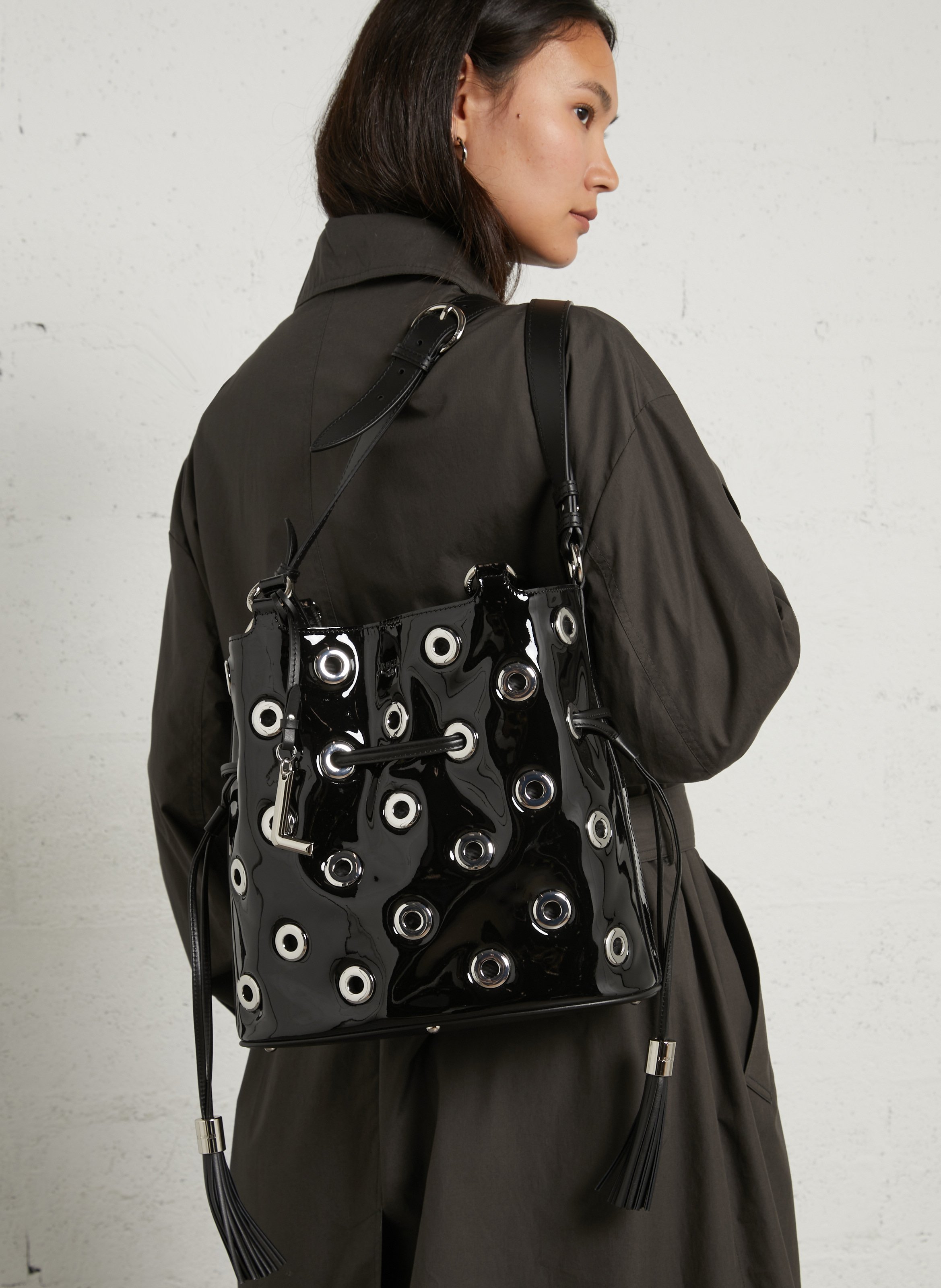 Eimerbeutel mit Ösen aus lackiertem Leder LANCEL Schwarz