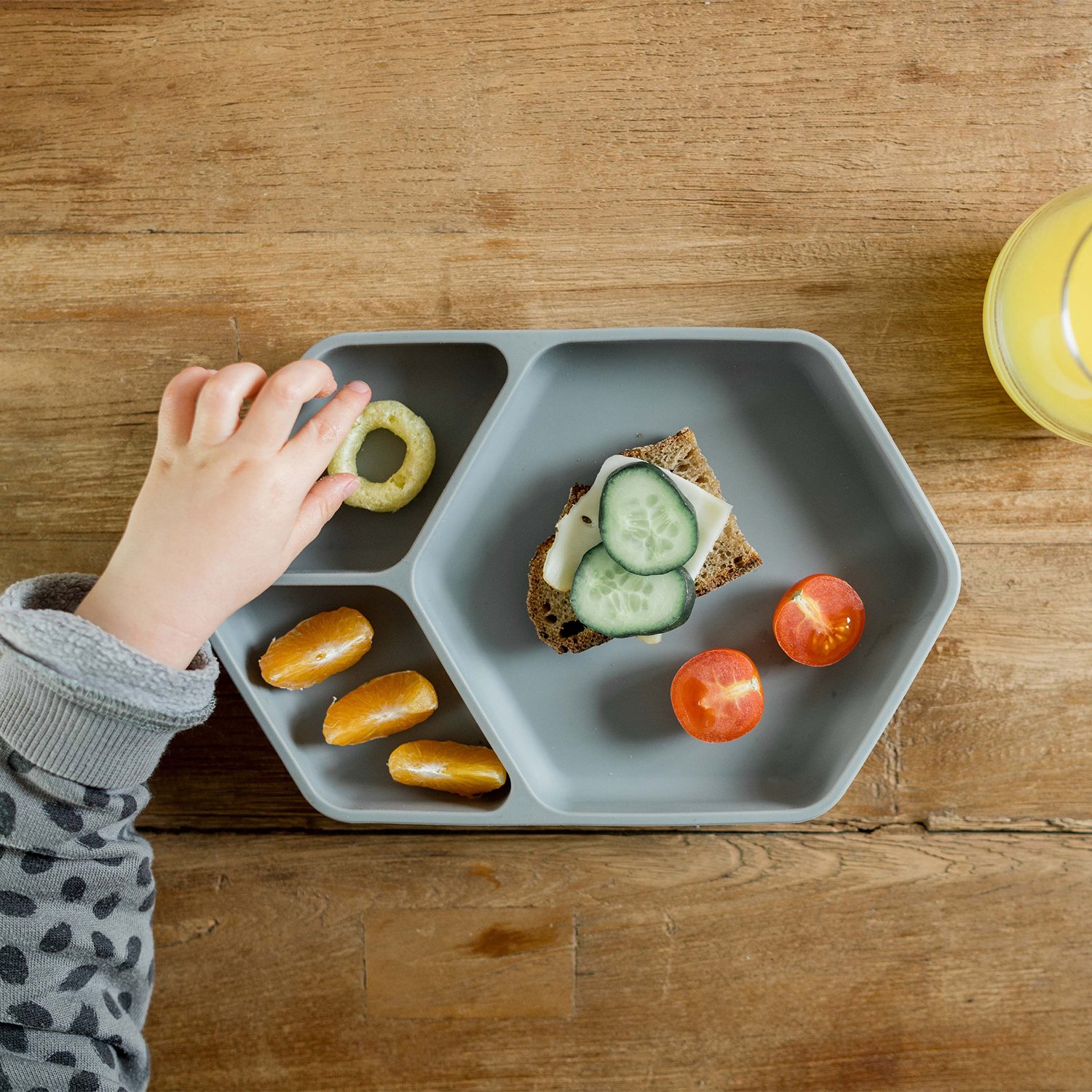 Assiette ventouse carré en silicone KINDSGUT Gris