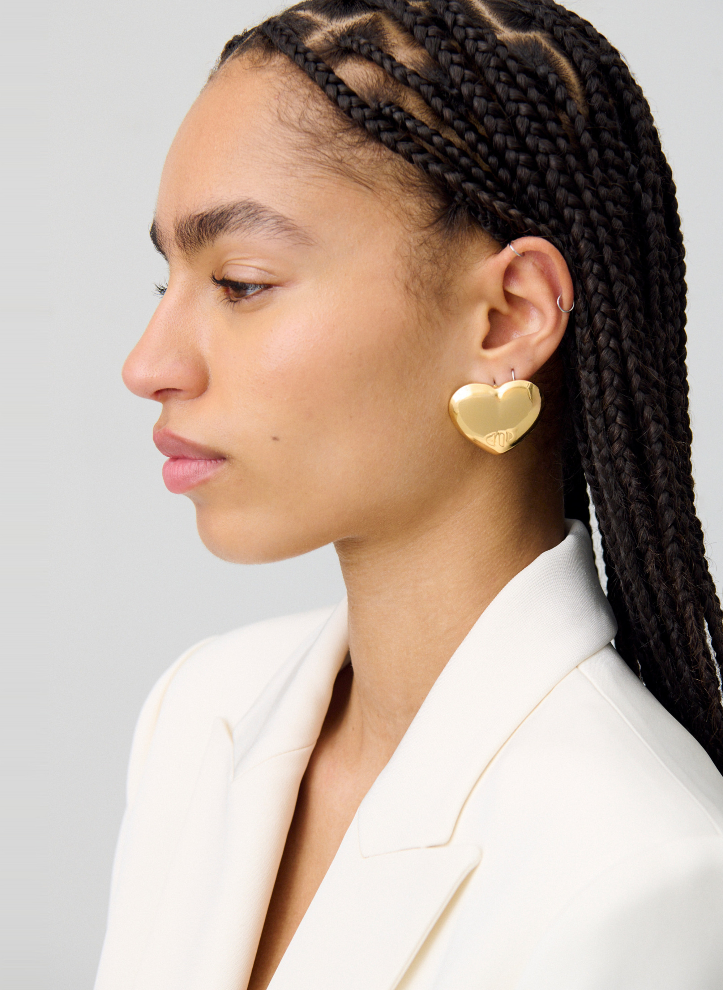 Oorbellen met hartvormige hangers en gegraveerd logo. CLAUDIE PIERLOT Goudkleurig