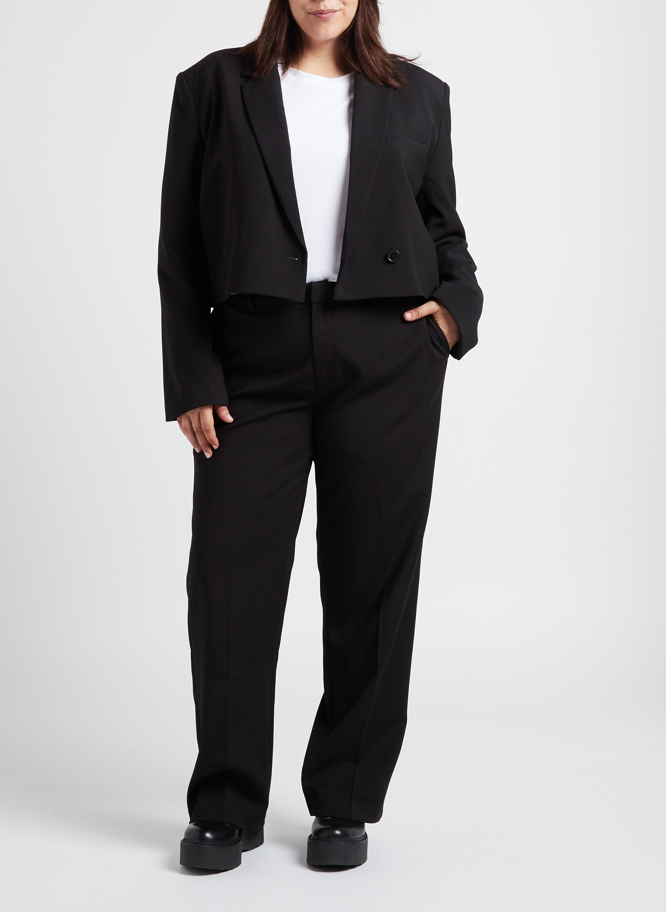 Kurzer gerade geschnittener Blazer GINA TRICOT Schwarz