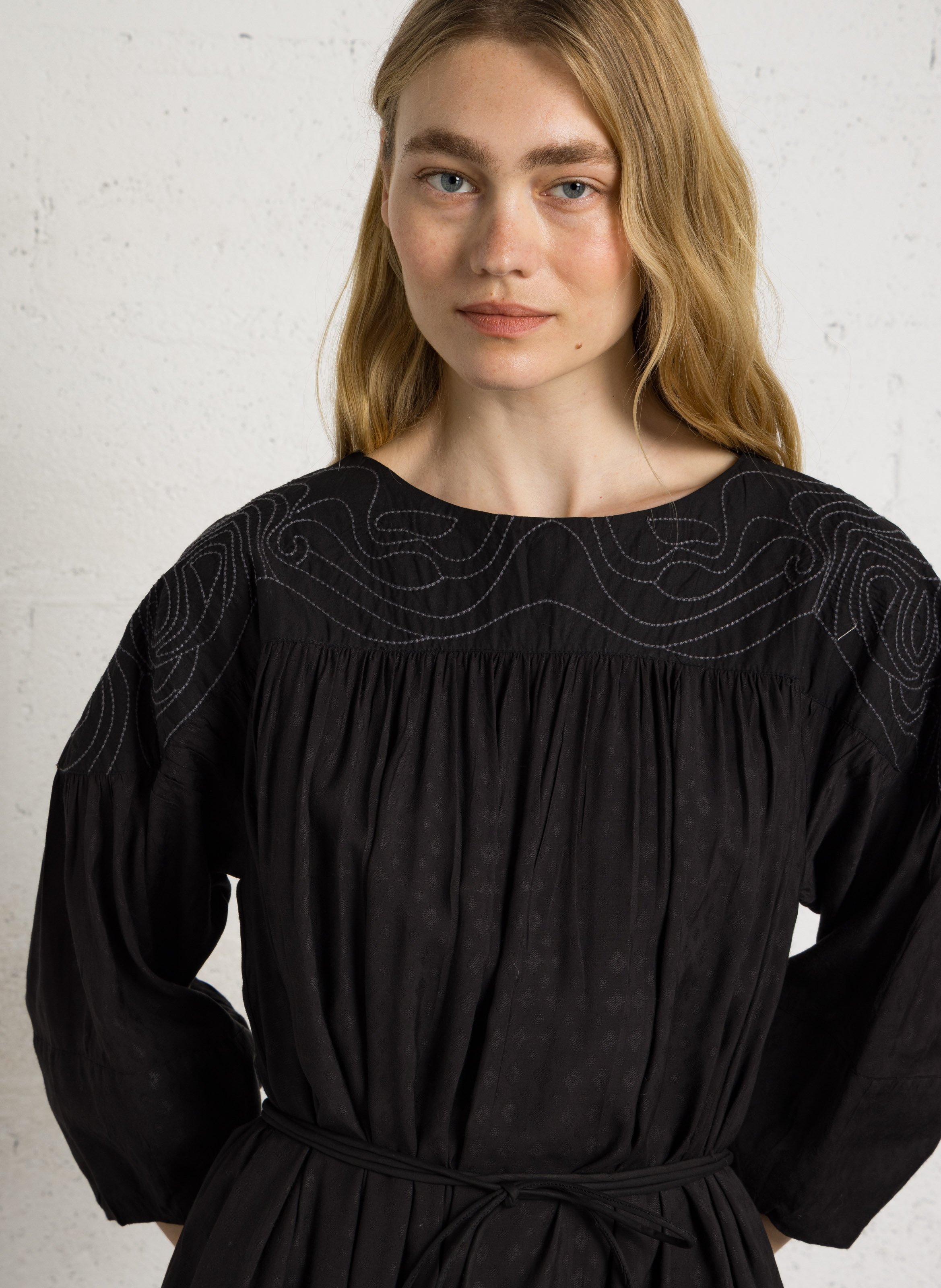Robe longue ample col rond LEON & HARPER Noir