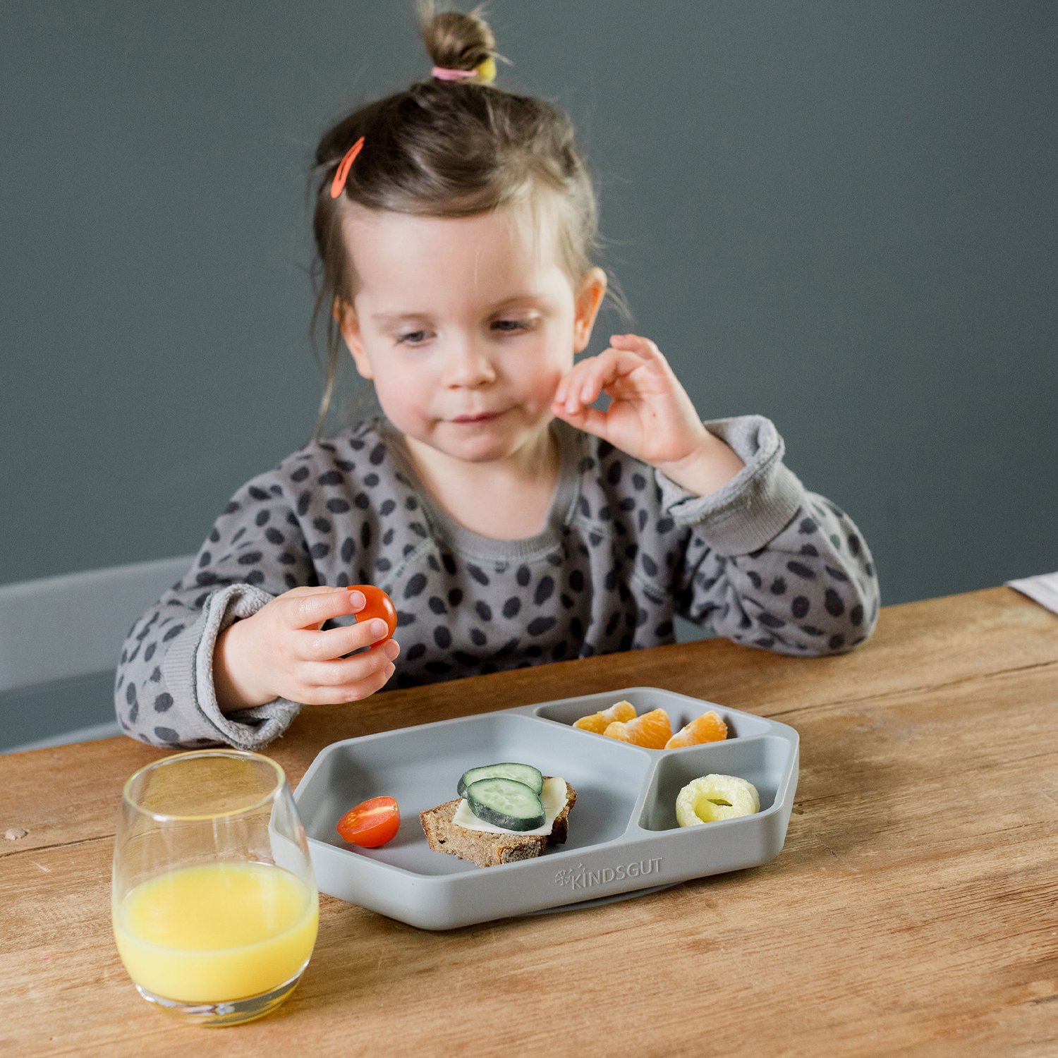 Assiette ventouse carré en silicone KINDSGUT Gris