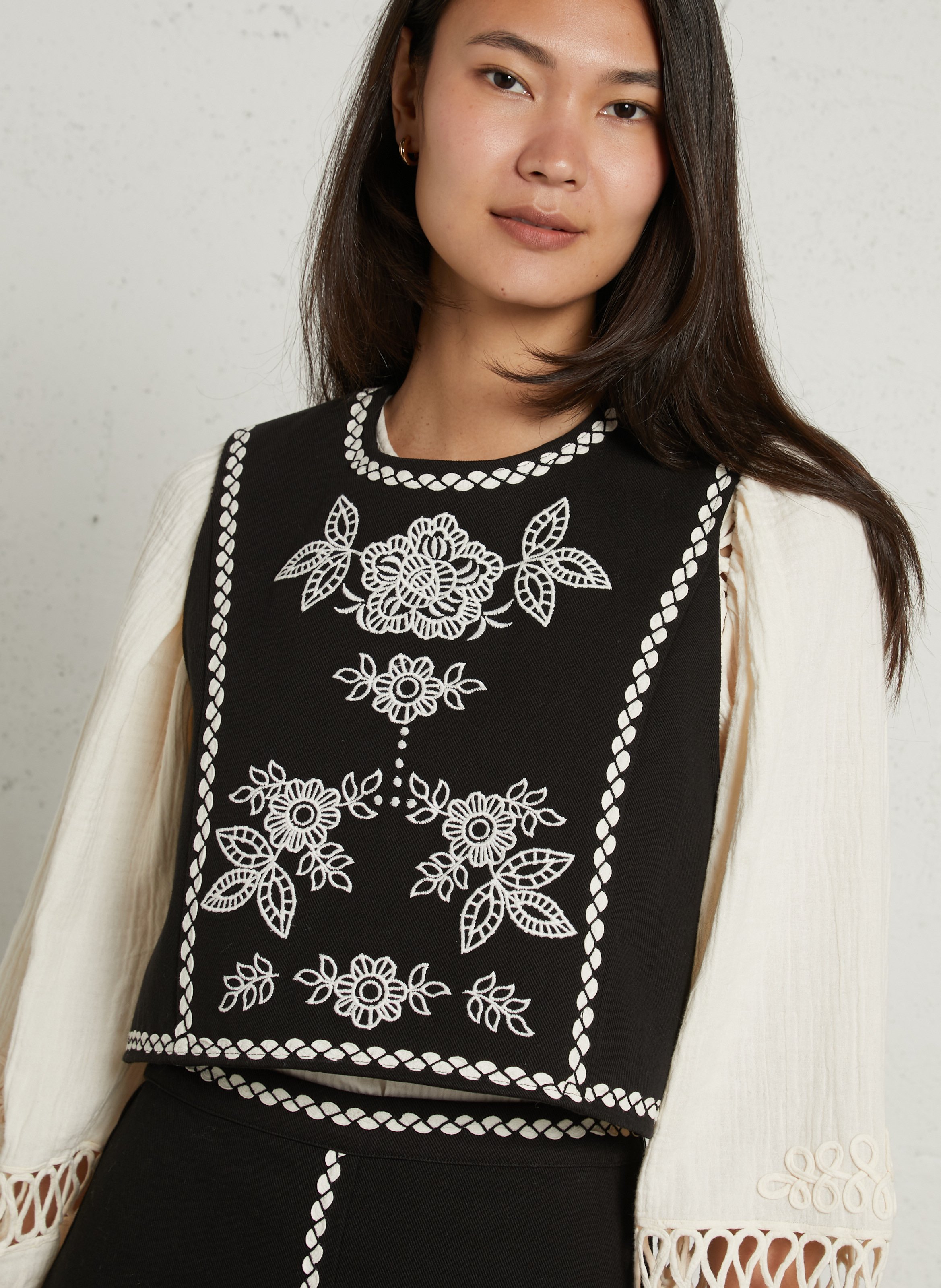 Mouwloze geborduurde top LOUISE MISHA Zwart