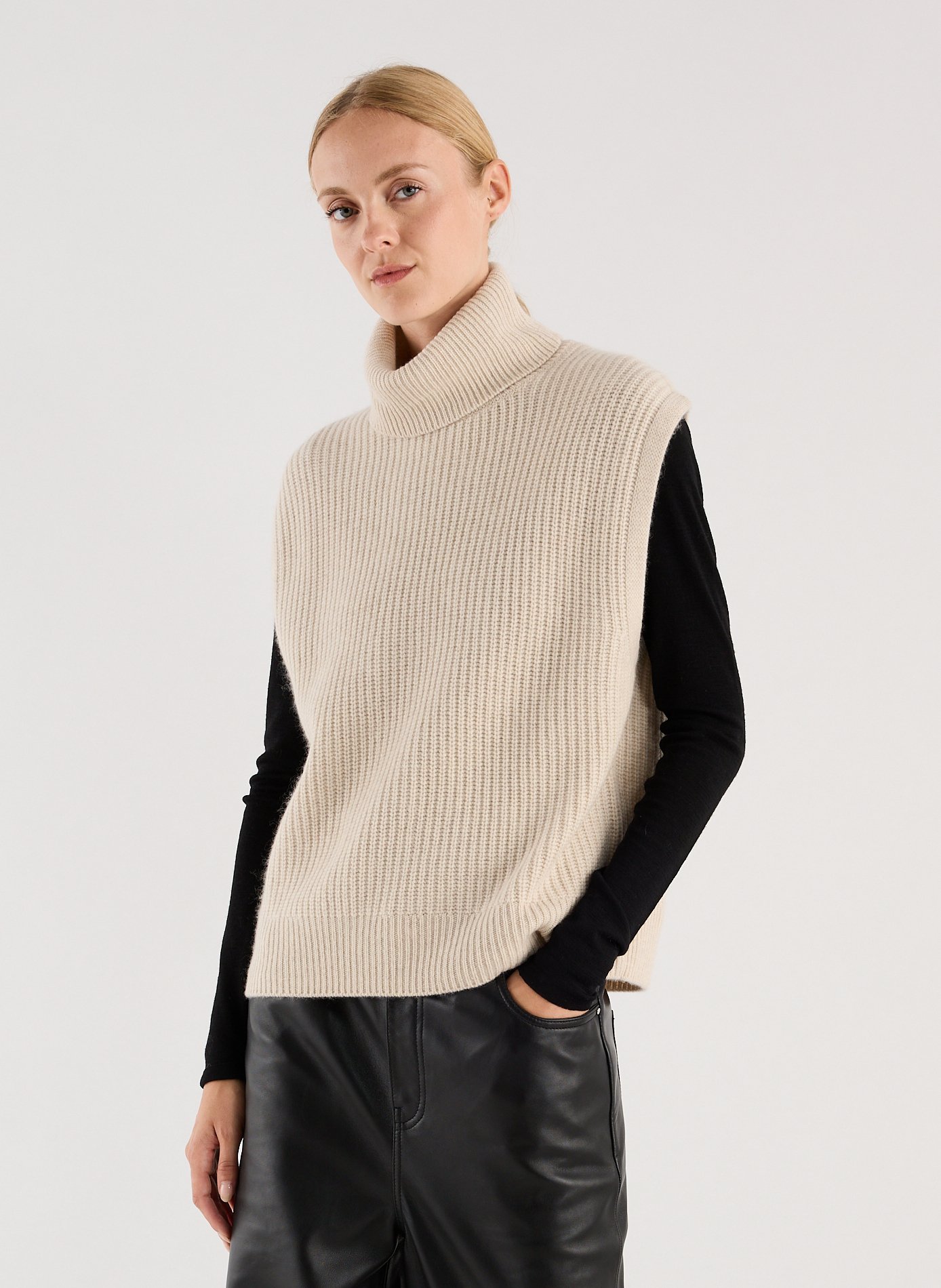 Sleeveless turtleneck cashmere sweater wail SAISON 1865 Beige