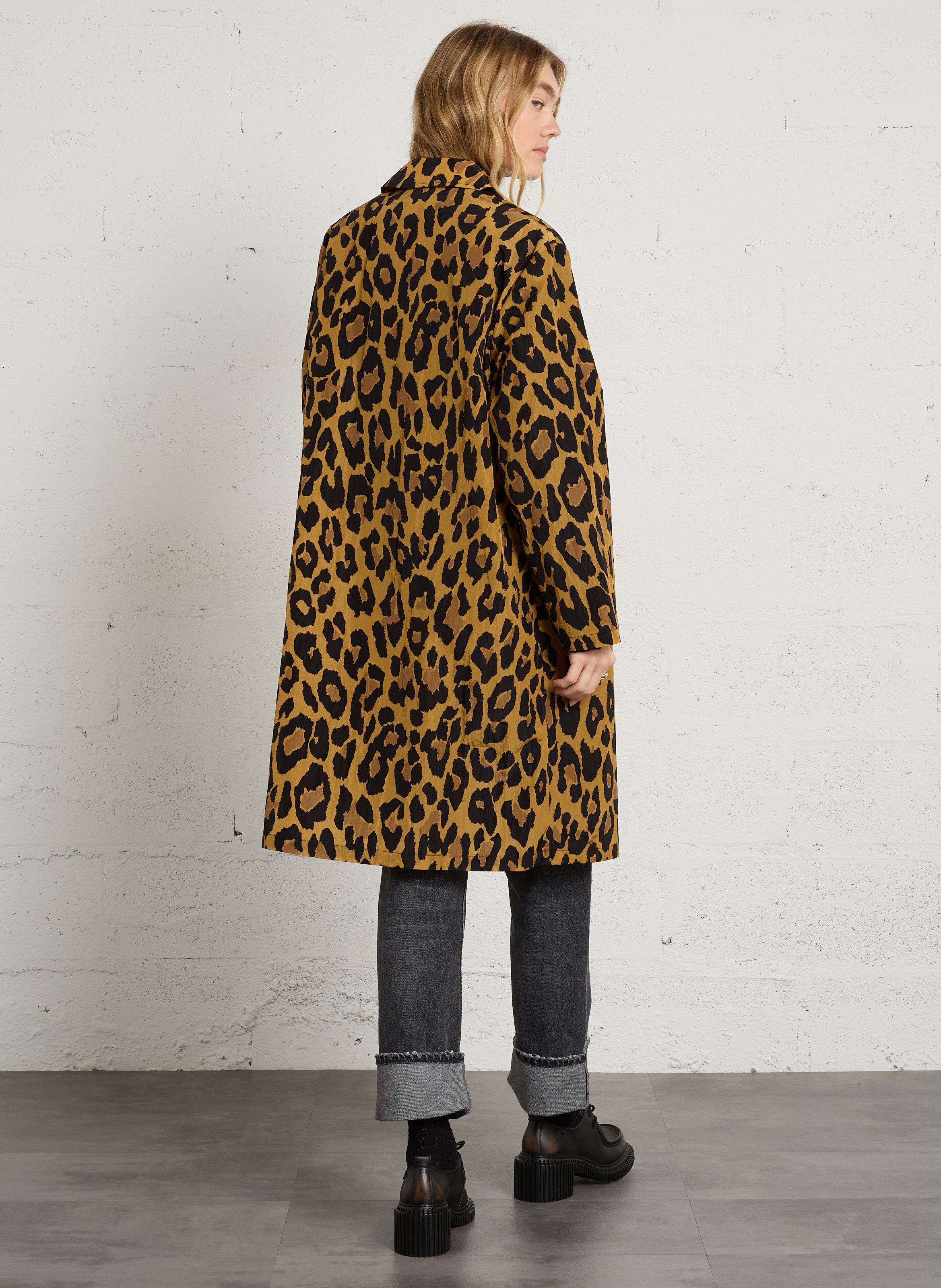 Gerade geschnittene Windjacke mit klassischem Kragen und Print LEON & HARPER Beige