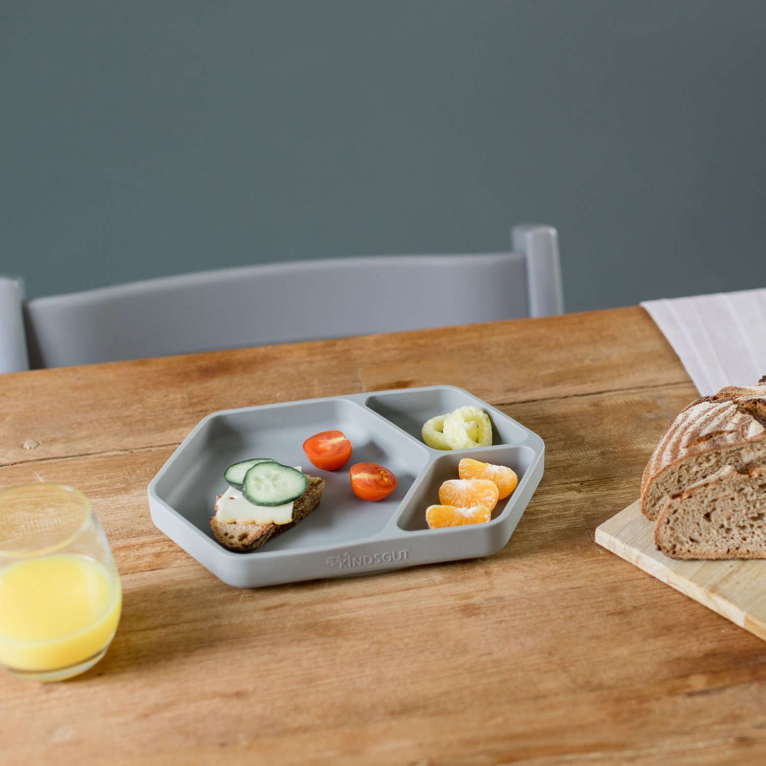 Assiette ventouse carré en silicone KINDSGUT Gris
