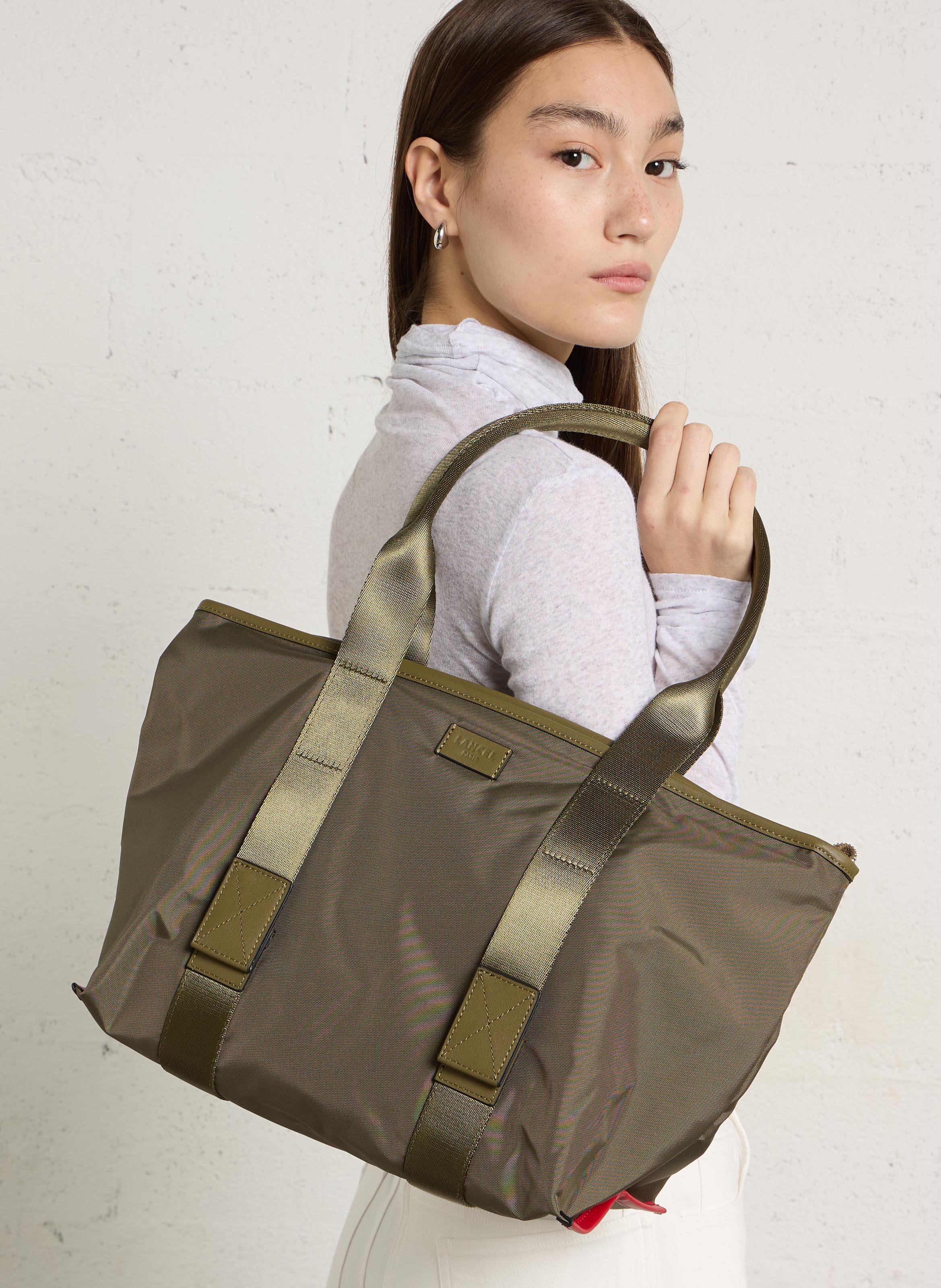 Einfarbige Schultertasche mit Reißverschluss LANCEL Khaki