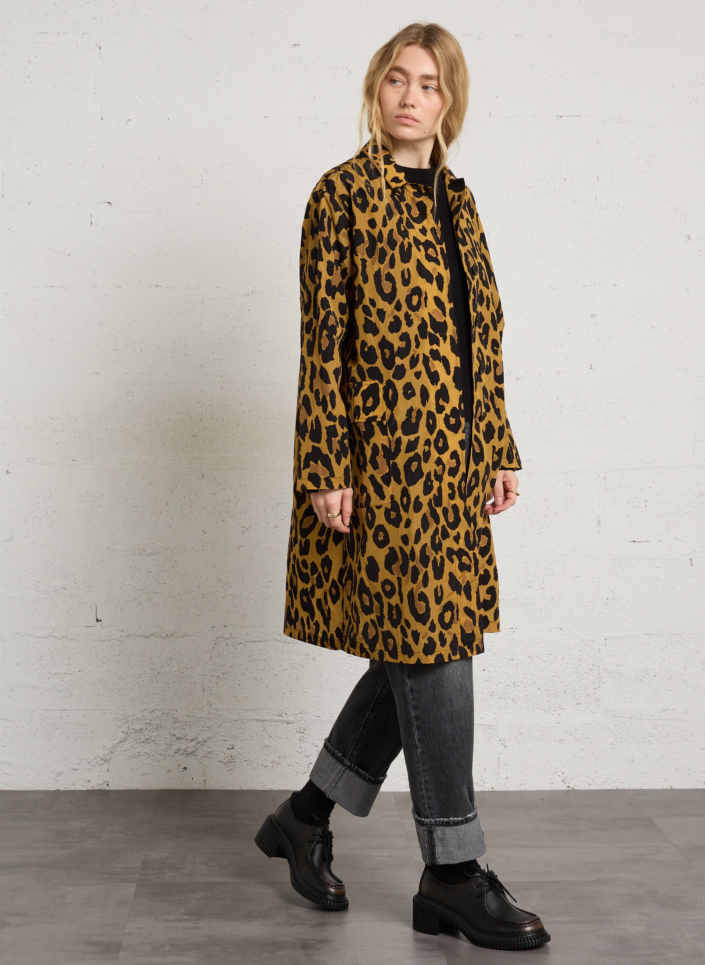 Gerade geschnittene Windjacke mit klassischem Kragen und Print LEON & HARPER Beige