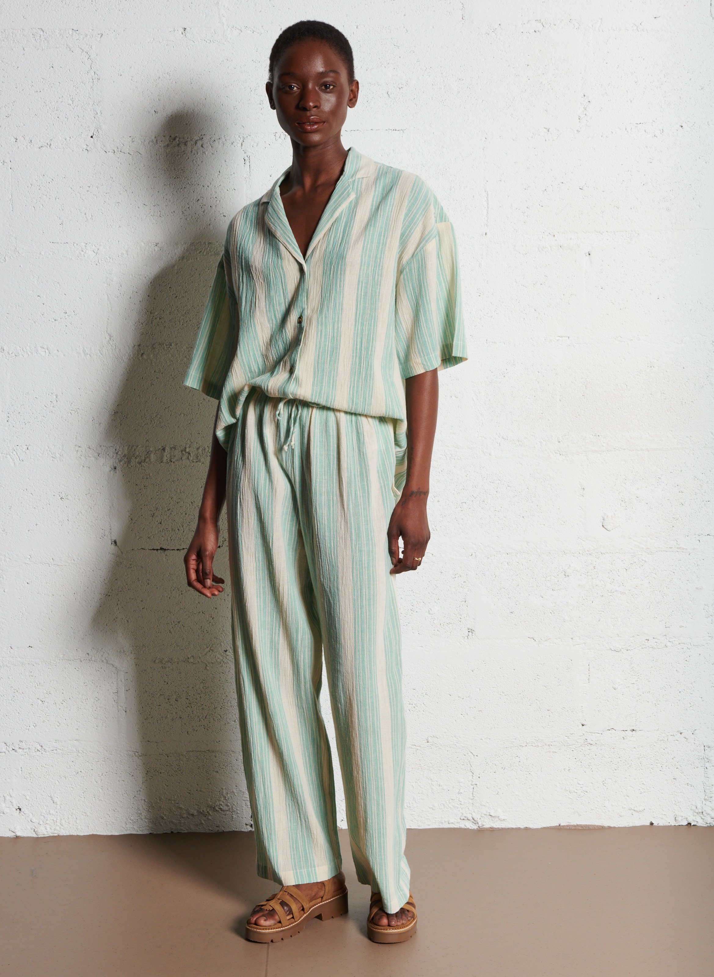 Avarca Berlin - Flache Ledersandalen mit Samt MELLOW YELLOW Beige