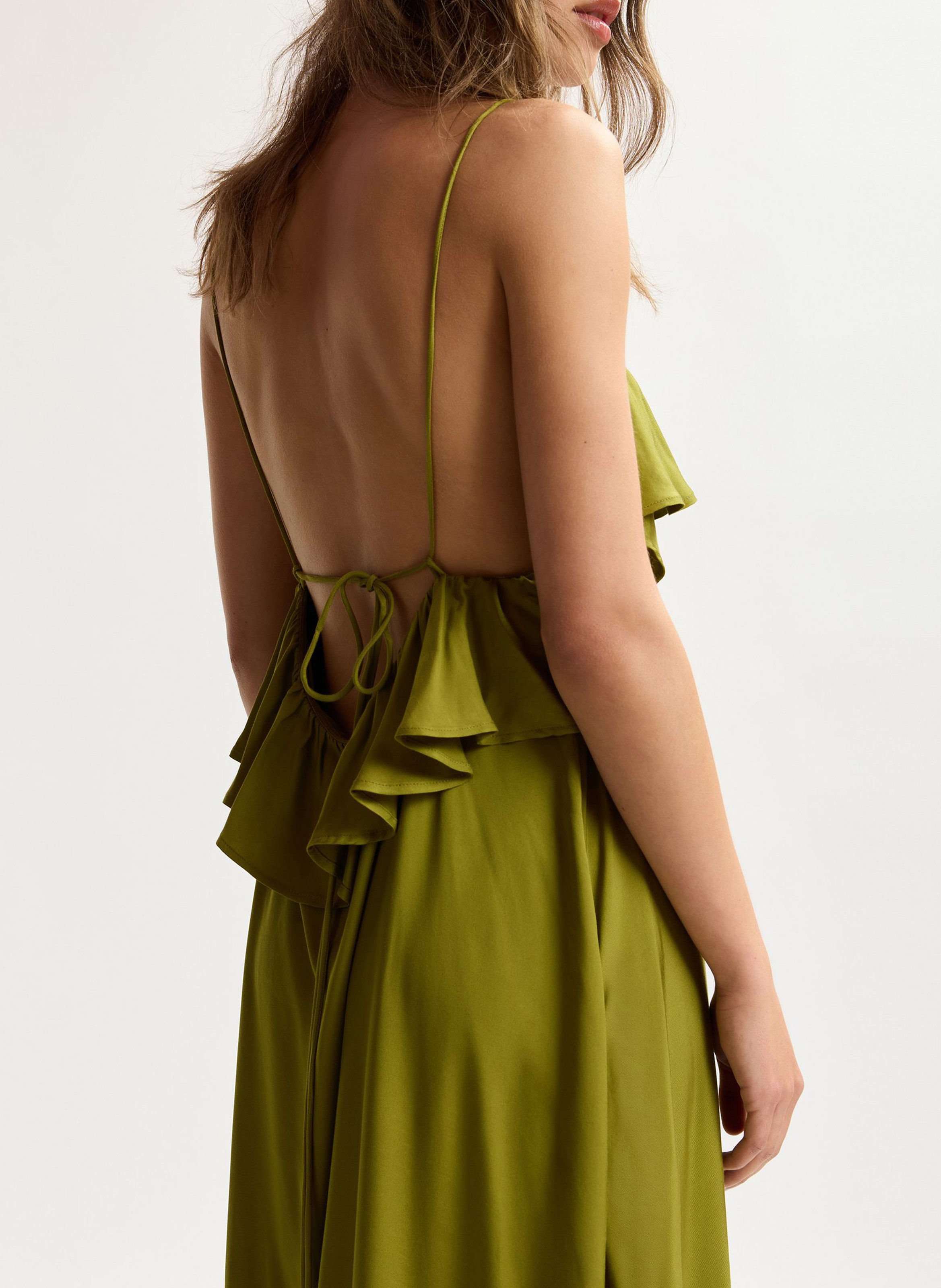 Langes fließendes Kleid mit einfarbigen Volants ESSENTIEL ANTWERP Grun