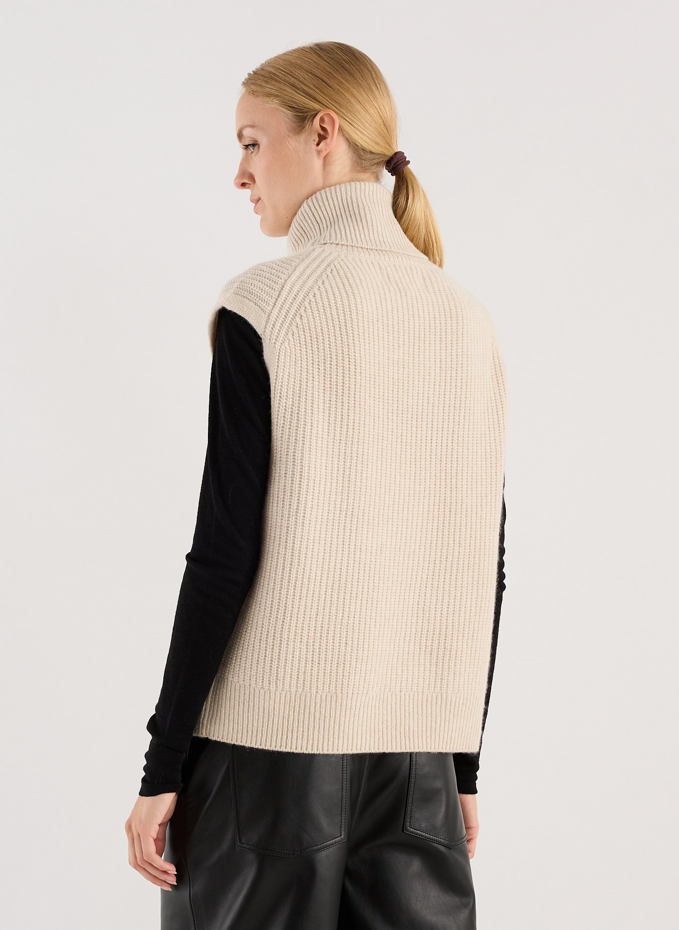 Sleeveless turtleneck cashmere sweater wail SAISON 1865 Beige