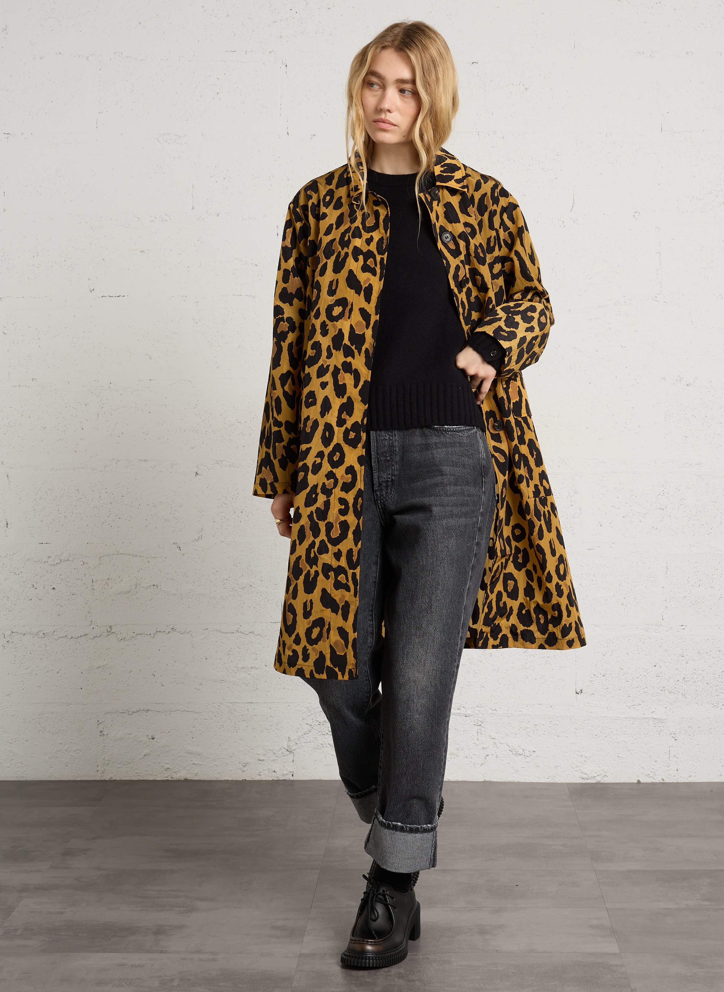Gerade geschnittene Windjacke mit klassischem Kragen und Print LEON & HARPER Beige