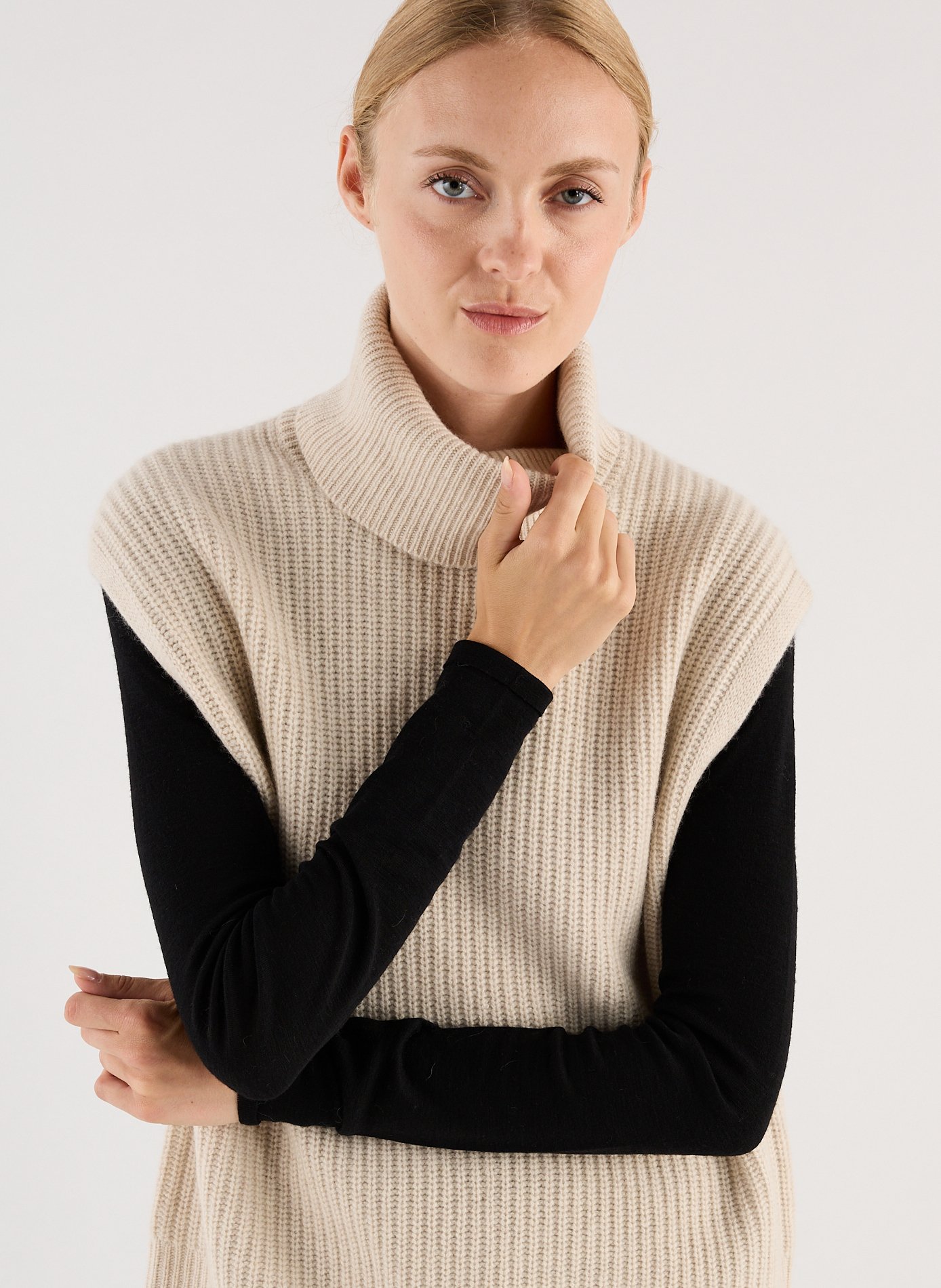 Sleeveless turtleneck cashmere sweater wail SAISON 1865 Beige