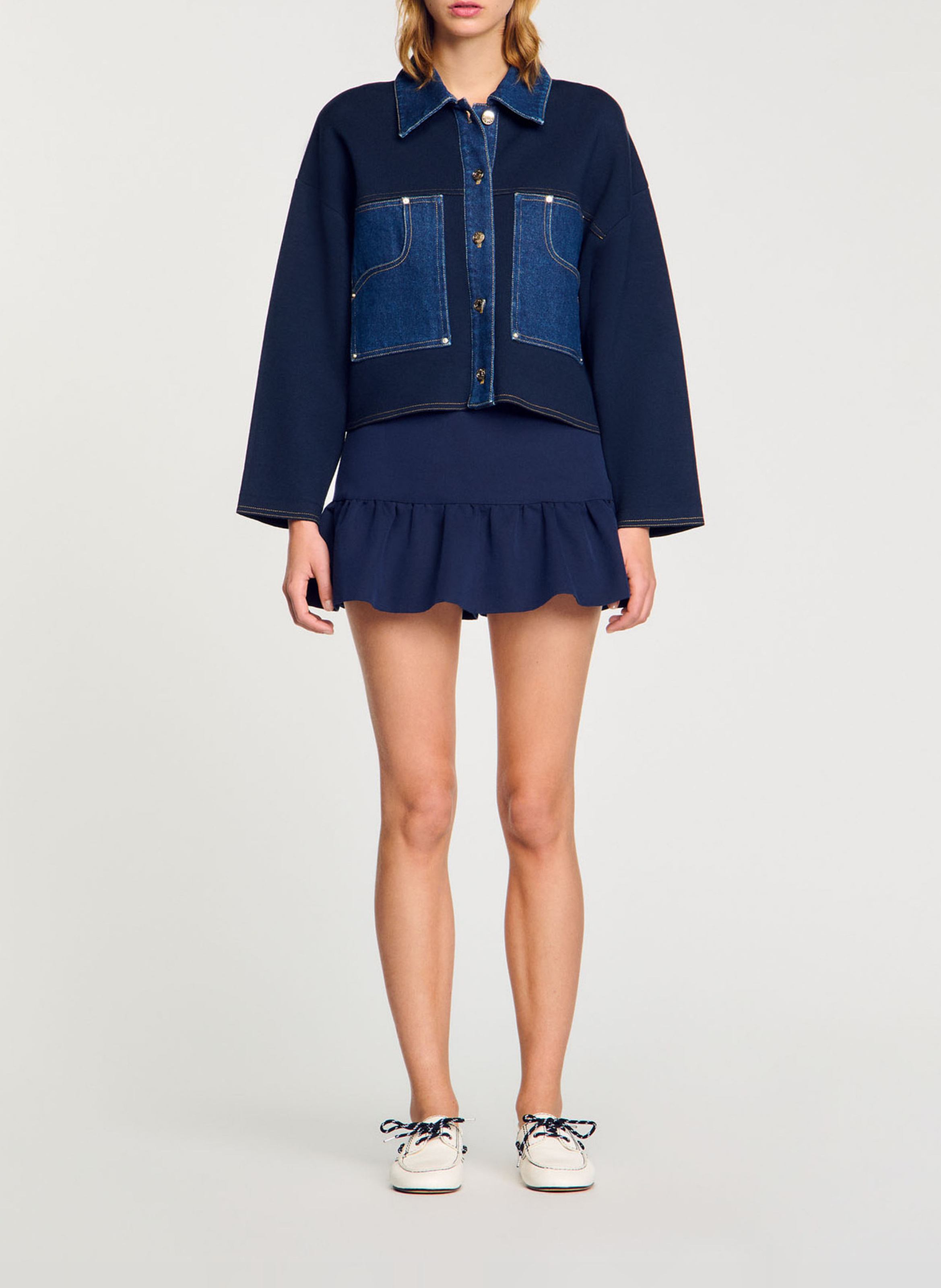 Kurze Jacke mit Details aus Denim SANDRO Blau