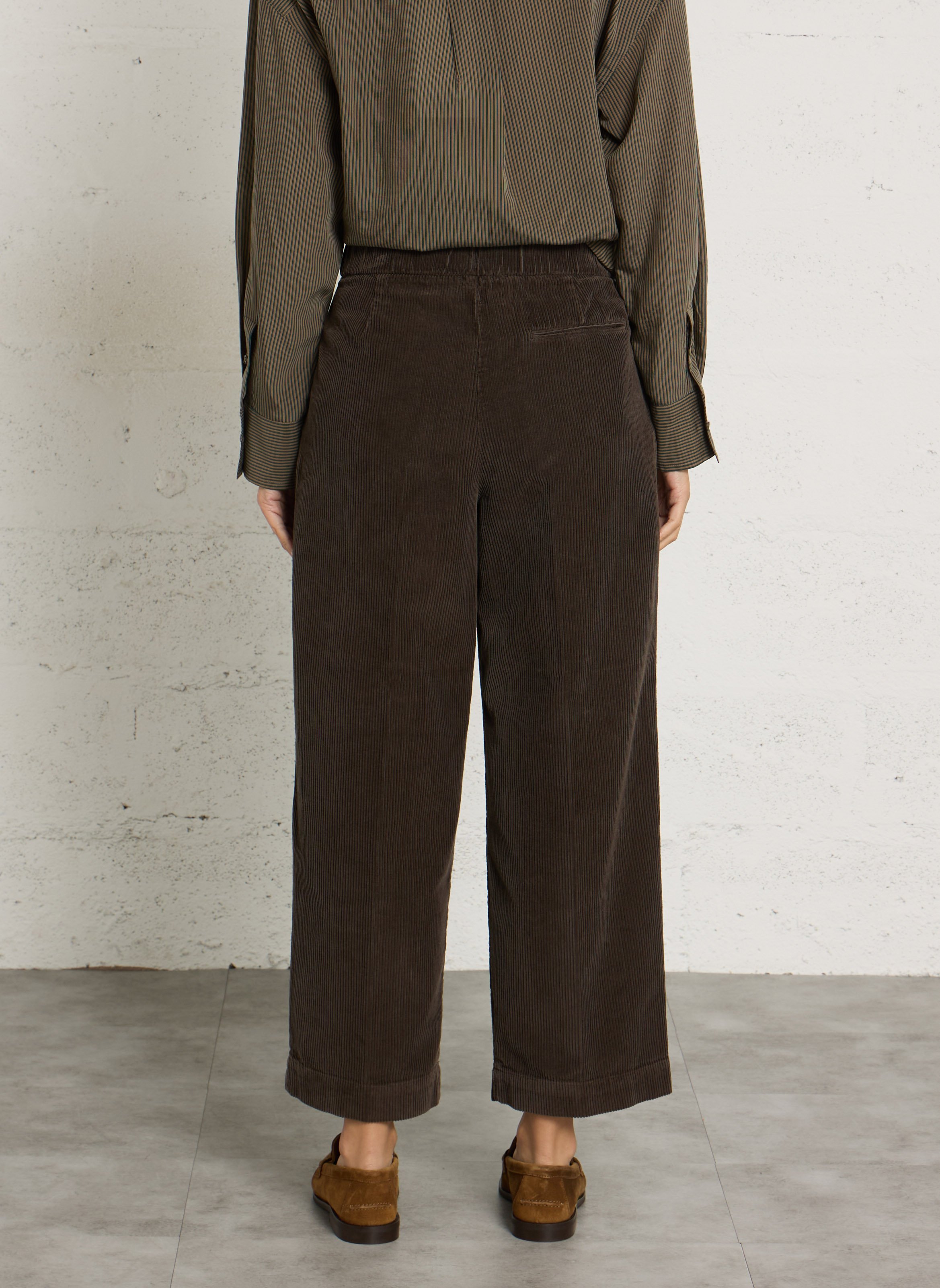 Gerade geschnittene Cordhose mit Bügelfalten aus Baumwollvelours BELLEPIECE Braun