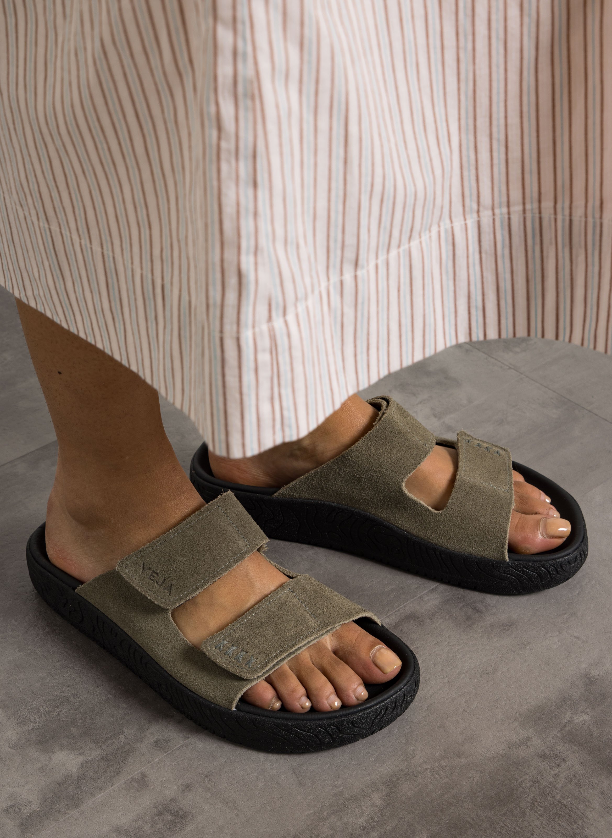 Sandales plates à brides scratch en cuir VEJA Kaki